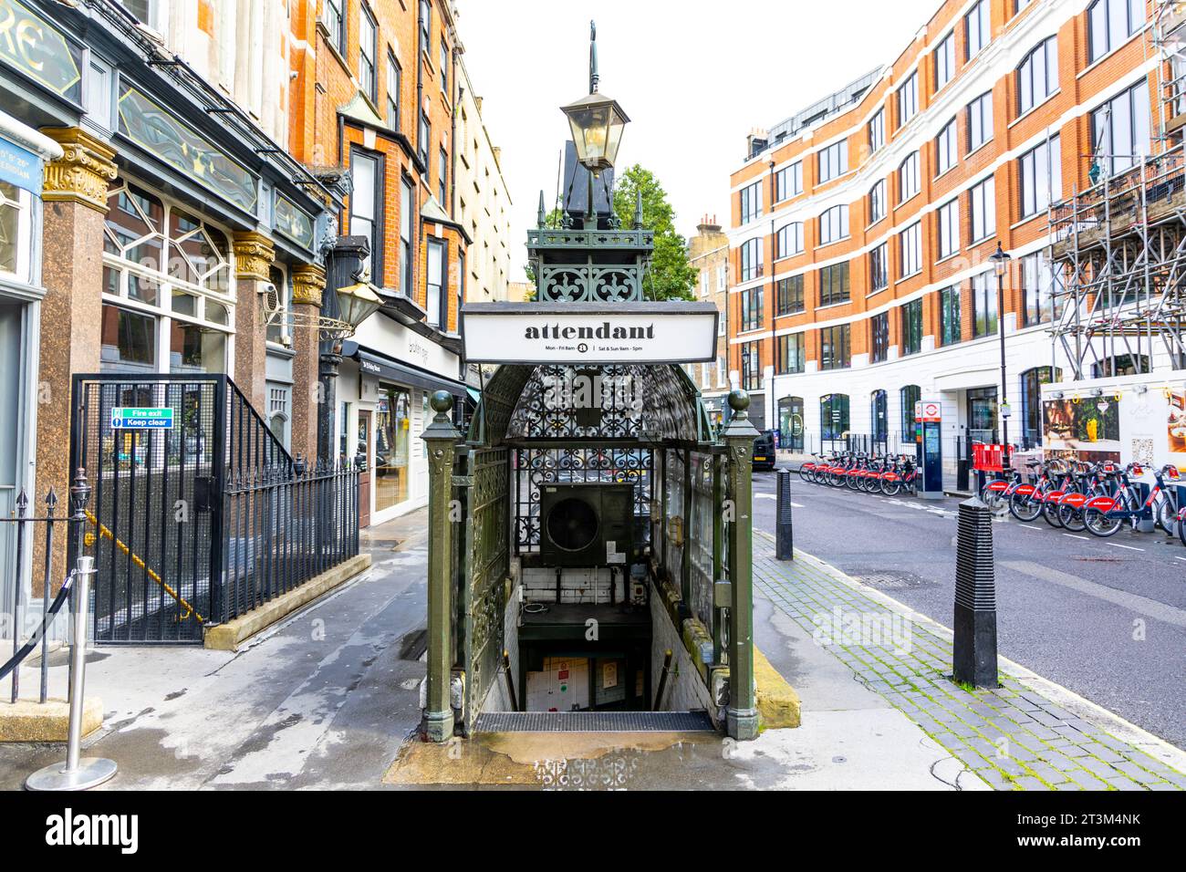 Die Außenseite des Attendant Coffee Shop in einem restaurierten ehemaligen viktorianischen Wc, London, UK Stockfoto