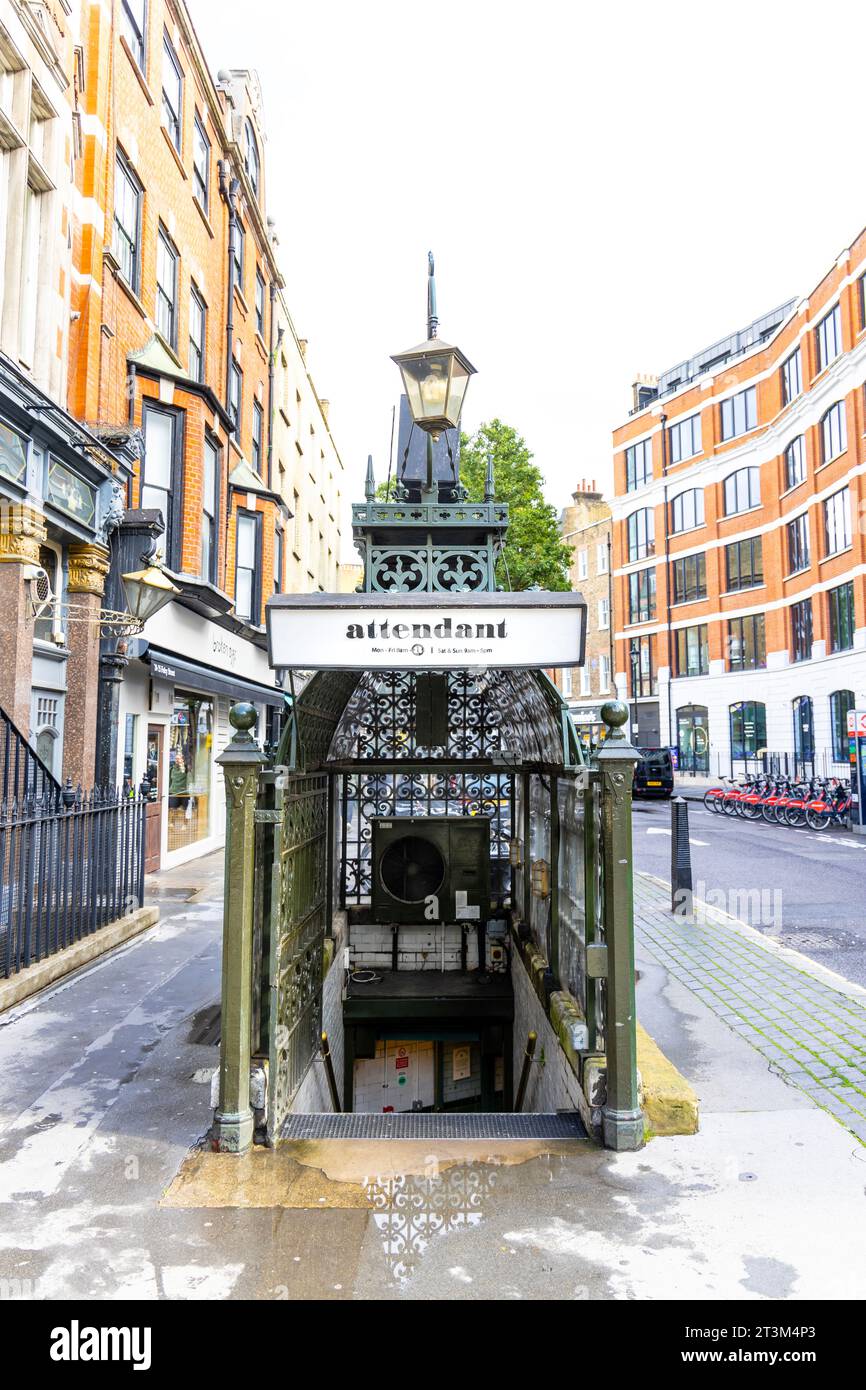 Die Außenseite des Attendant Coffee Shop in einem restaurierten ehemaligen viktorianischen Wc, London, UK Stockfoto