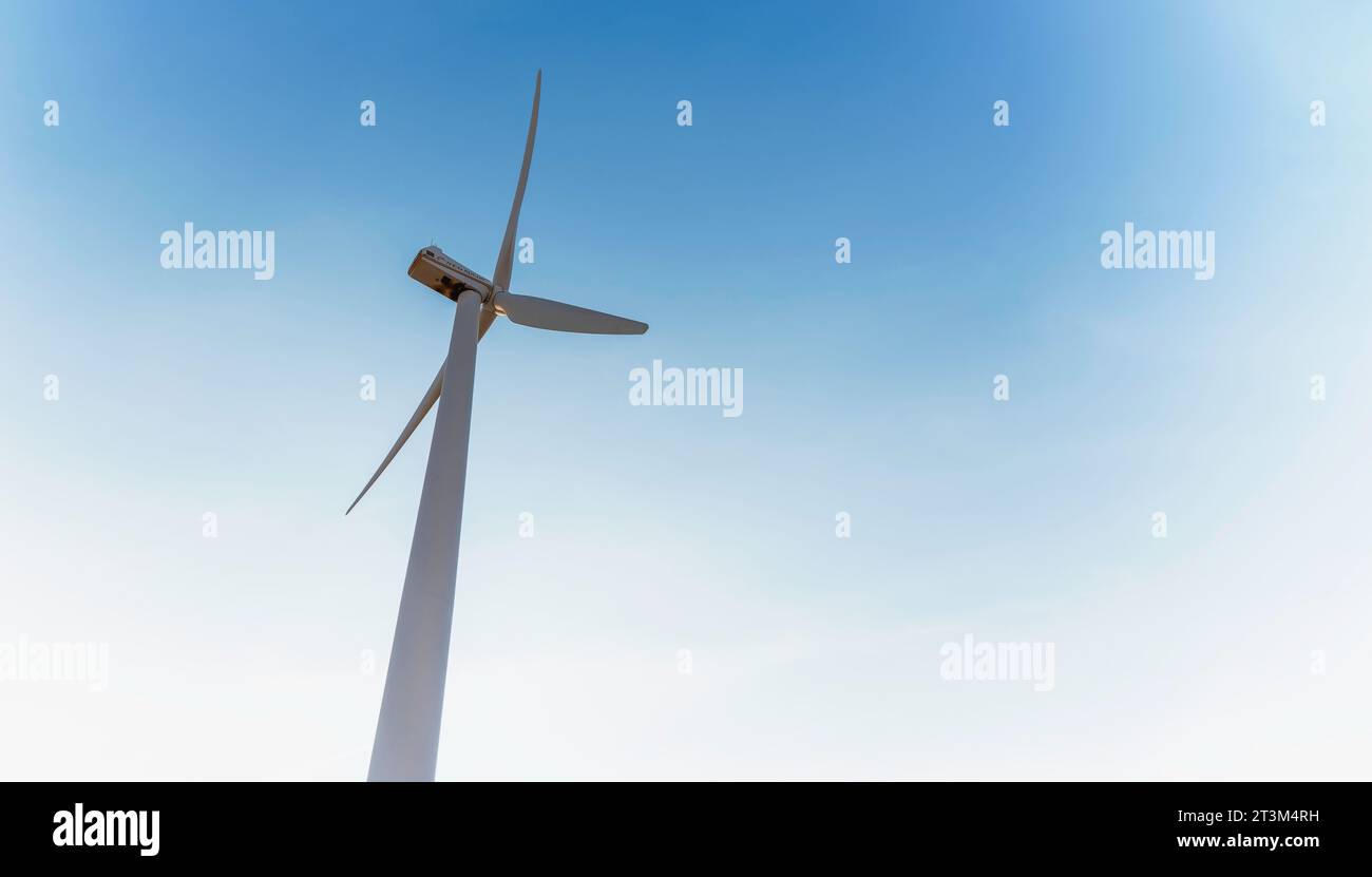 Windmühle über einem klaren Himmel. Windenergie. Ökologie. Erneuerbare Energien Stockfoto