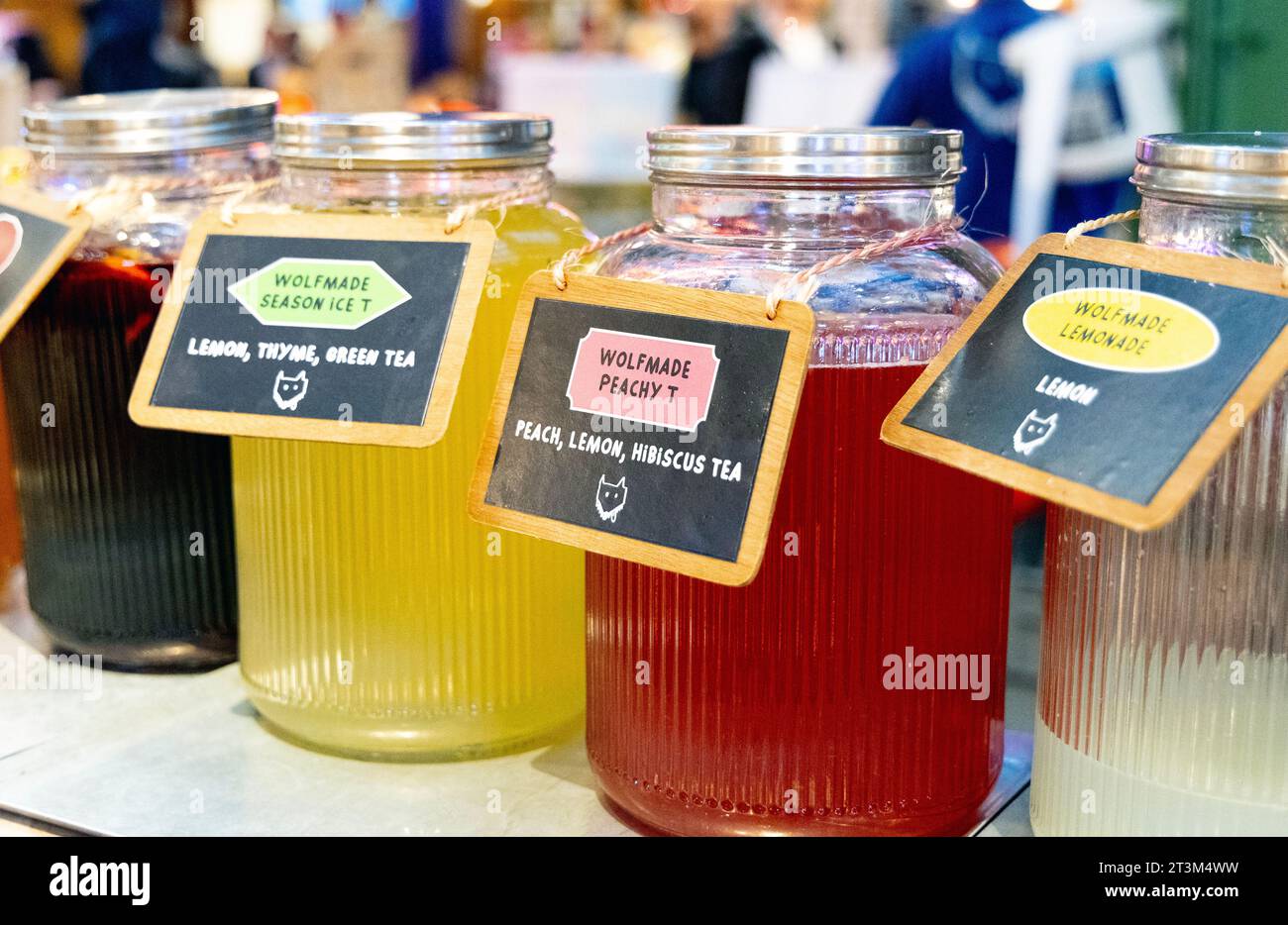 Auswahl an Eistees und Limonaden in Gläsern auf dem Wolf Sharing Food Market, Brüssel, Belgien Stockfoto