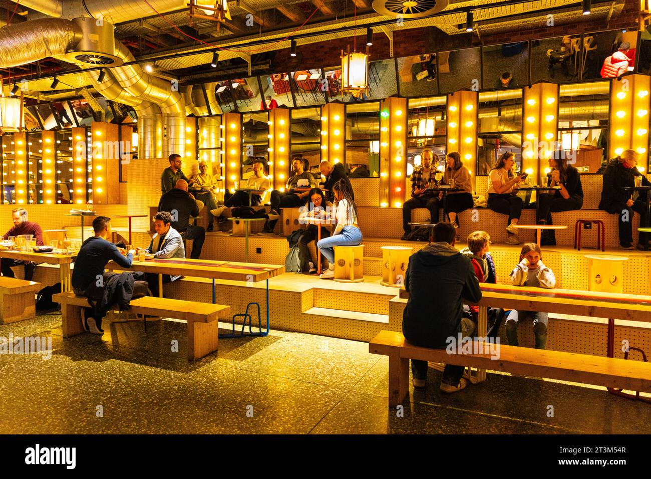 Leute essen im Wolf Sharing Food Market, Brüssel, Belgien Stockfoto