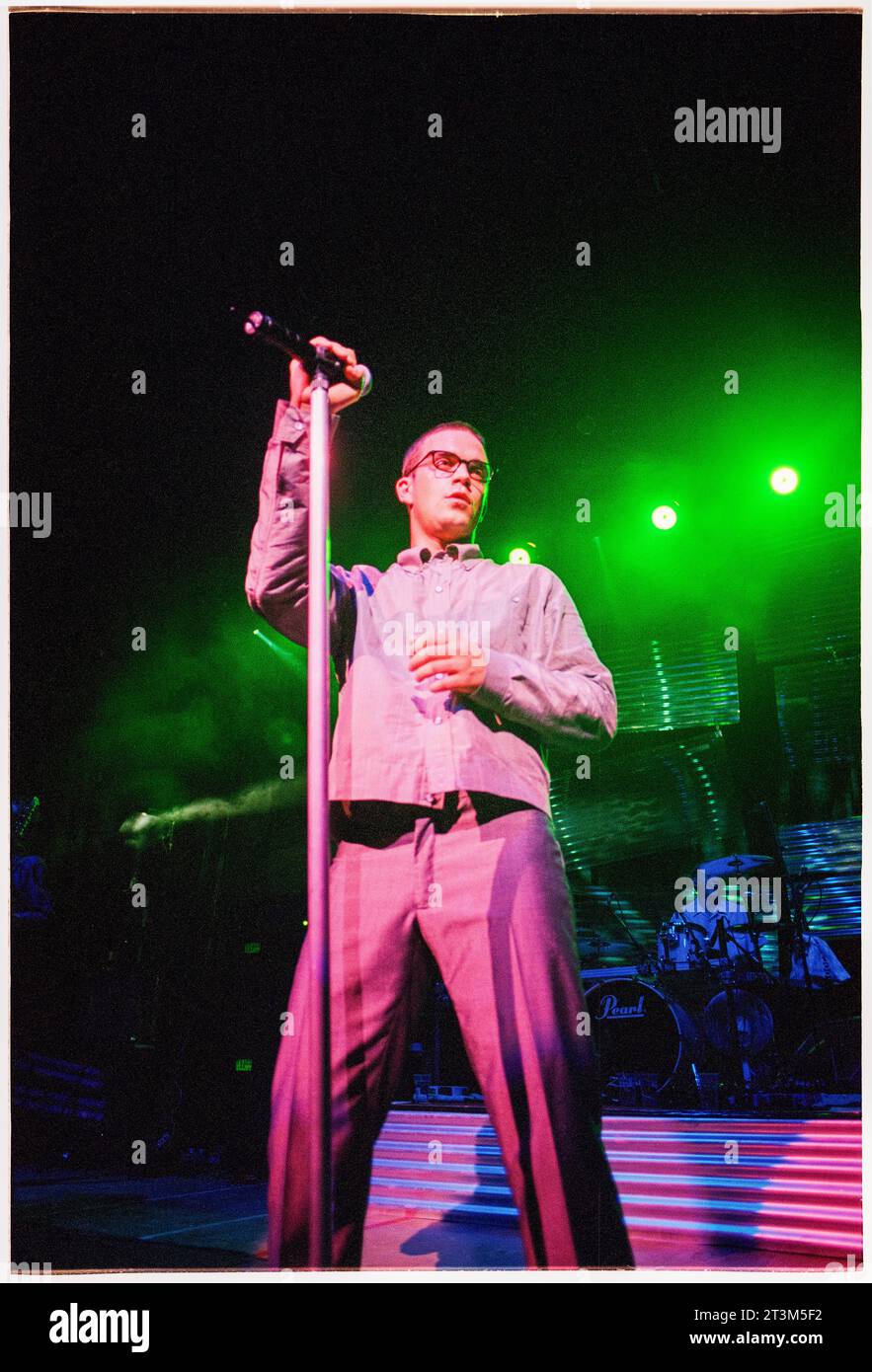 ROBBIE WILLIAMS, SÄNGER, ERSTE TOUR, 1997: Robbie Williams spielte live mit seinem Debütalbum Life thru a Lens auf seiner ersten Solo-Tour im Newport Centre in Wales, Großbritannien am 4. Oktober 1997. Foto: Rob Watkins Stockfoto