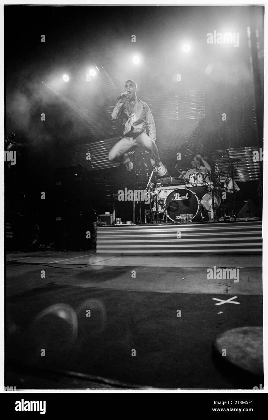 ROBBIE WILLIAMS, SÄNGER, ERSTE TOUR, 1997: Robbie Williams springt in die Luft, während er live mit seinem Debütalbum Life thru A Lens auf seiner ersten Solo-Tour im Newport Centre in Wales am 4. Oktober 1997 spielte. Foto: Rob Watkins Stockfoto