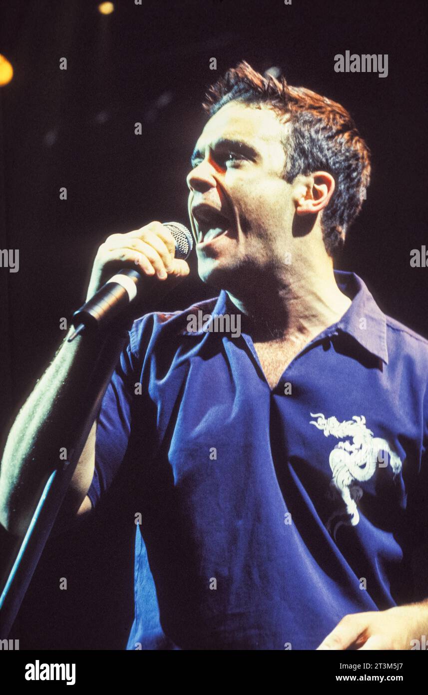 ROBBIE WILLIAMS, CARDIFF, 1999: Robbie Williams auf seiner Ego-Tour in der Cardiff International Arena CIA am 4. Februar 1999. Foto: Rob Watkins Stockfoto