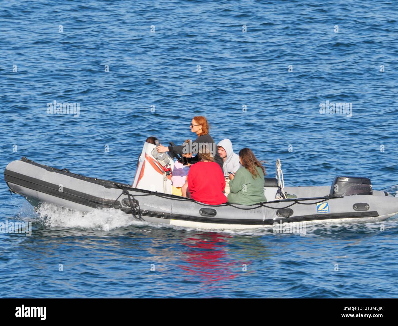 Familienausflug in einem Schlauchboot vor Pendennis Castle in der Nähe von Falmouth England Stockfoto