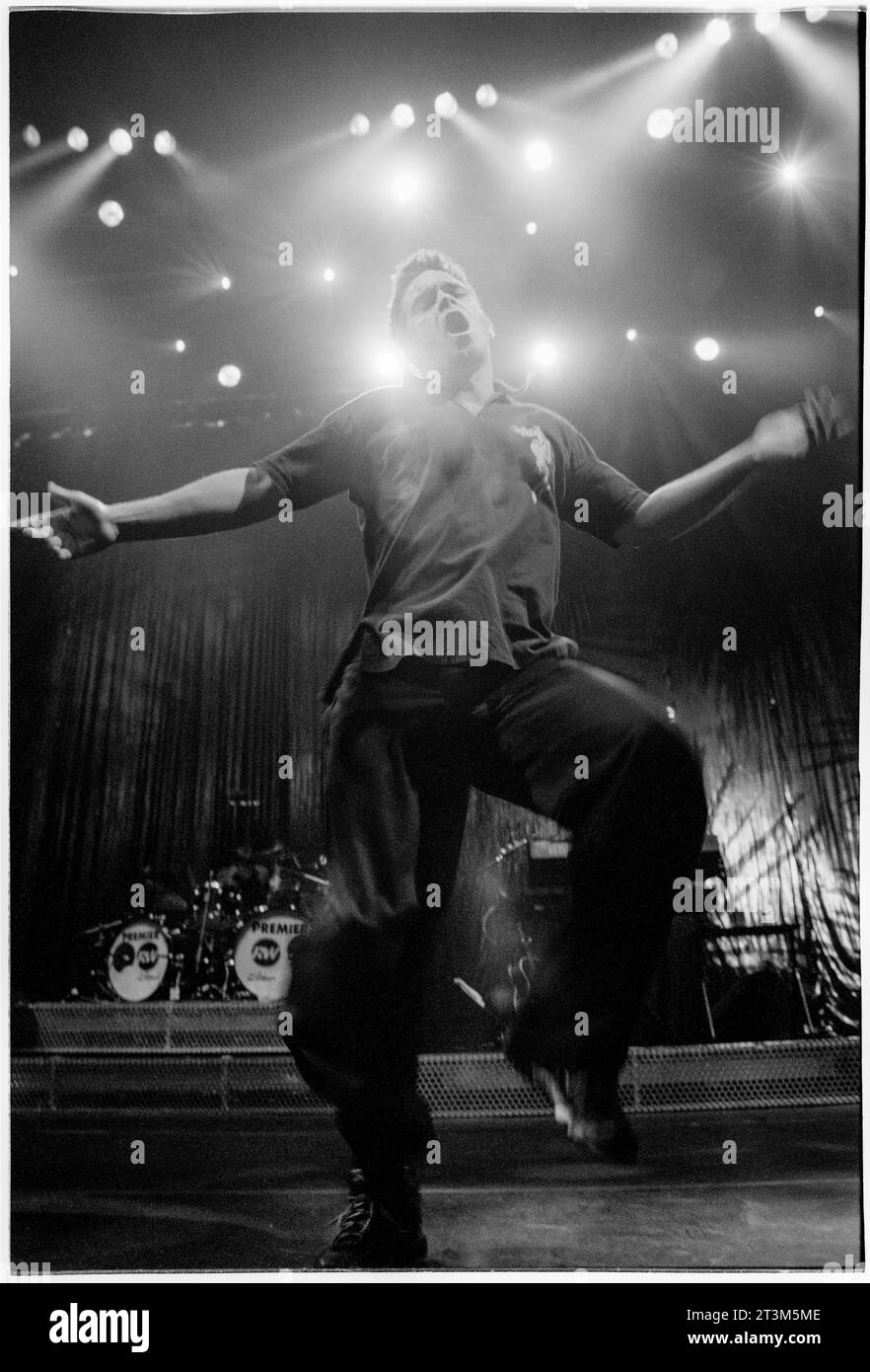 ROBBIE WILLIAMS, CARDIFF, 1999: Robbie Williams Dancing on His Ego has Landing Tour in Cardiff International Arena CIA am 4. Februar 1999. Foto: Rob Watkins Stockfoto