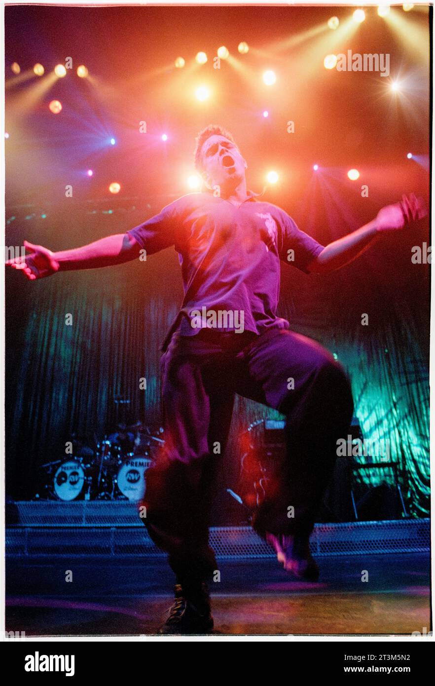 ROBBIE WILLIAMS, CARDIFF, 1999: Robbie Williams Dancing on His Ego has Landing Tour in Cardiff International Arena CIA am 4. Februar 1999. Foto: Rob Watkins Stockfoto