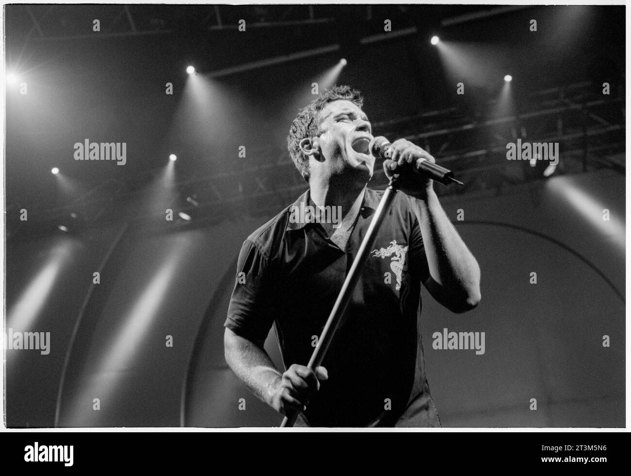ROBBIE WILLIAMS, CARDIFF, 1999: Robbie Williams auf seiner One More for the Rogue Tour in der Cardiff International Arena CIA am 4. Februar 1999. Foto: Rob Watkins Stockfoto