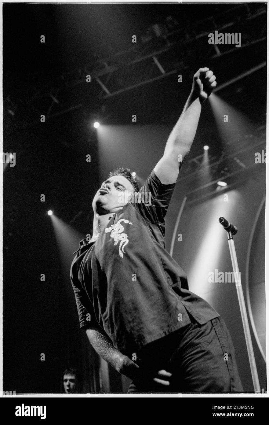 ROBBIE WILLIAMS, CARDIFF, 1999: Robbie Williams macht den Jacko Crotch Grab auf seiner One More for the Rogue Tour in der Cardiff International Arena CIA am 4. Februar 1999. Foto: Rob Watkins Stockfoto