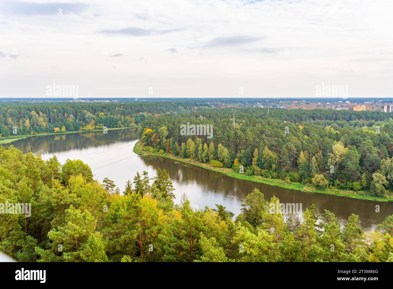 Nemunas oder Nemunas, ein Fluss, der in Druskininkai, Litauen, mitten im Herbstwald fließt. Eine Seilbahn führt über den Fluss zum anderen Stockfoto