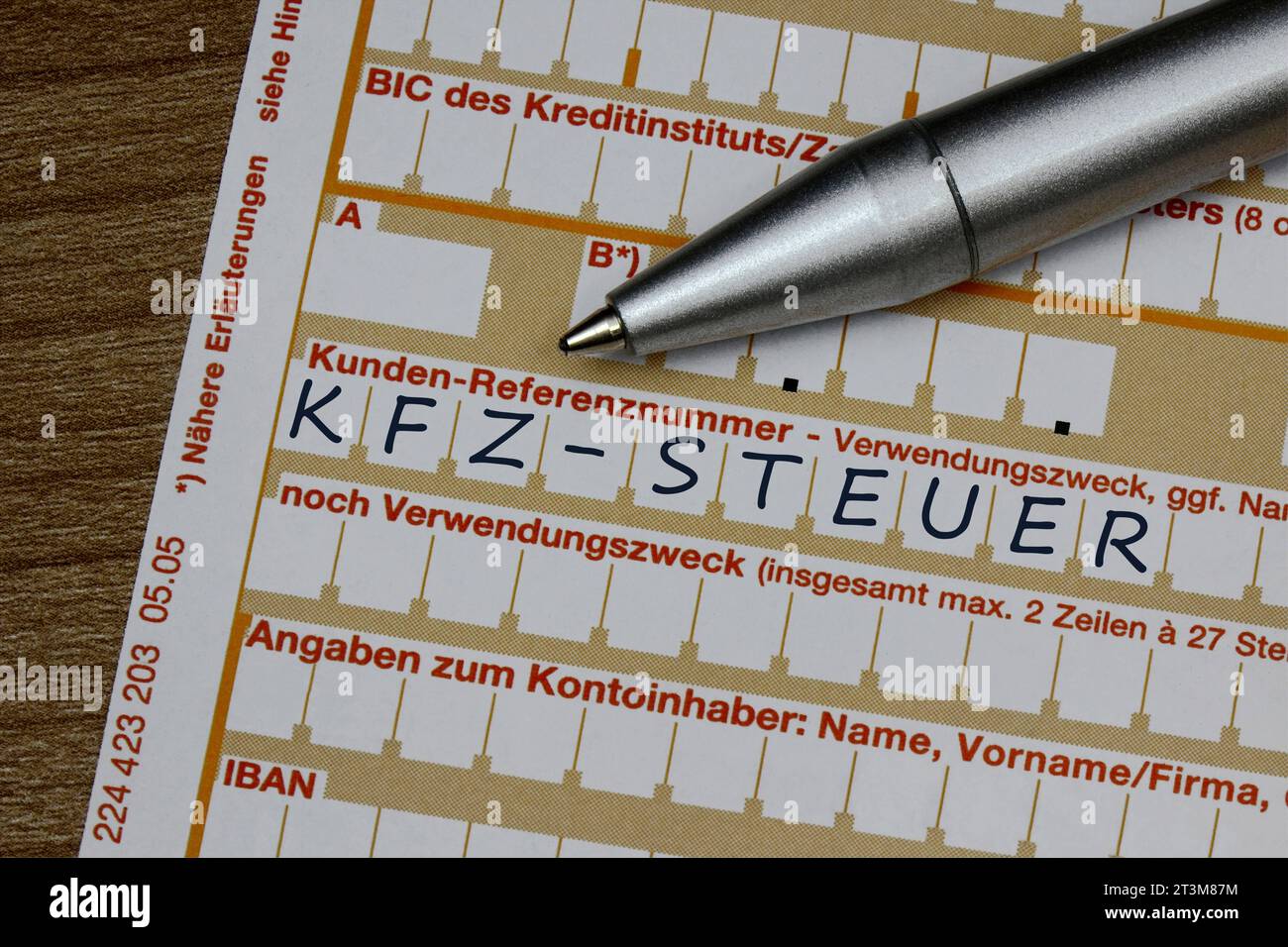 Überweisungsschein mit Kfz-Steuer Überweisungsschein mit Kfz-Steuer, 24.10.2023, Borkwalde, Brandenburg, auf einem Überweisungsschein mit dem Schriftzug Kfz-Steuer liegt ein Kugelschreiber. *** Überweisungsschein mit Kfz-Steuer Überweisungsschein mit Kfz-Steuer, 24 10 2023, Borkwalde, Brandenburg, auf einem Überweisungsschein mit der Aufschrift Kfz-Steuer liegt ein Kugelschreiber Stockfoto