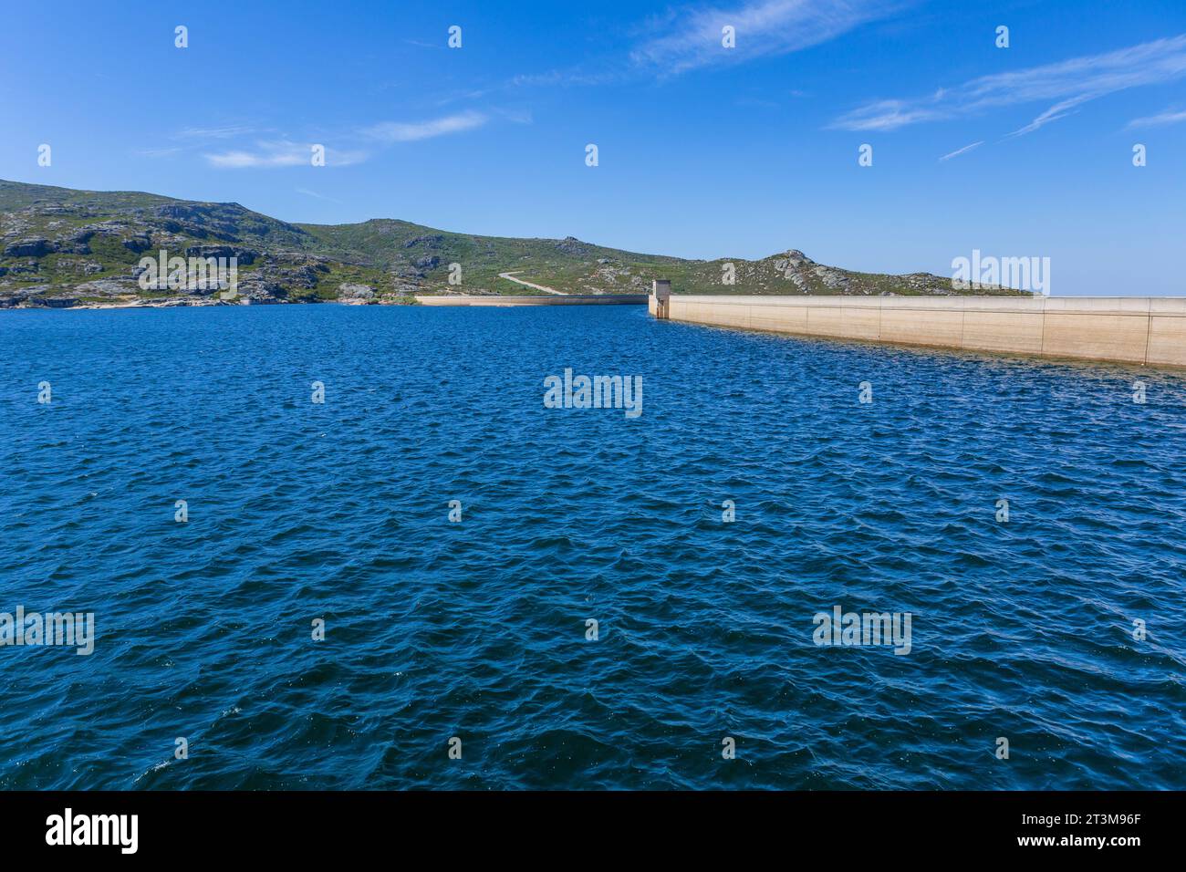 Lagoa Comprida (langer See) ist der größte See des Naturparks Serra da Estrela in Portugal. Stockfoto