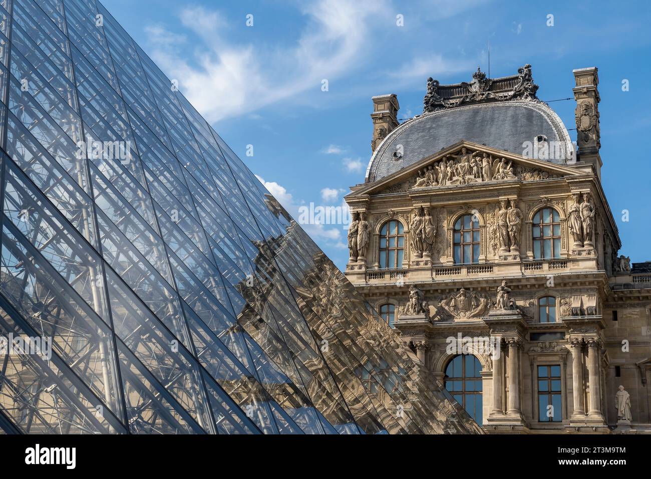 Louvre Museum (Musee du Louvre) Pavillon Richelieu. Große Glaspyramide. Ikonisches Gebäude. Berühmtes Wahrzeichen. Paris, Frankreich, Europa, Europäische Union, EU Stockfoto