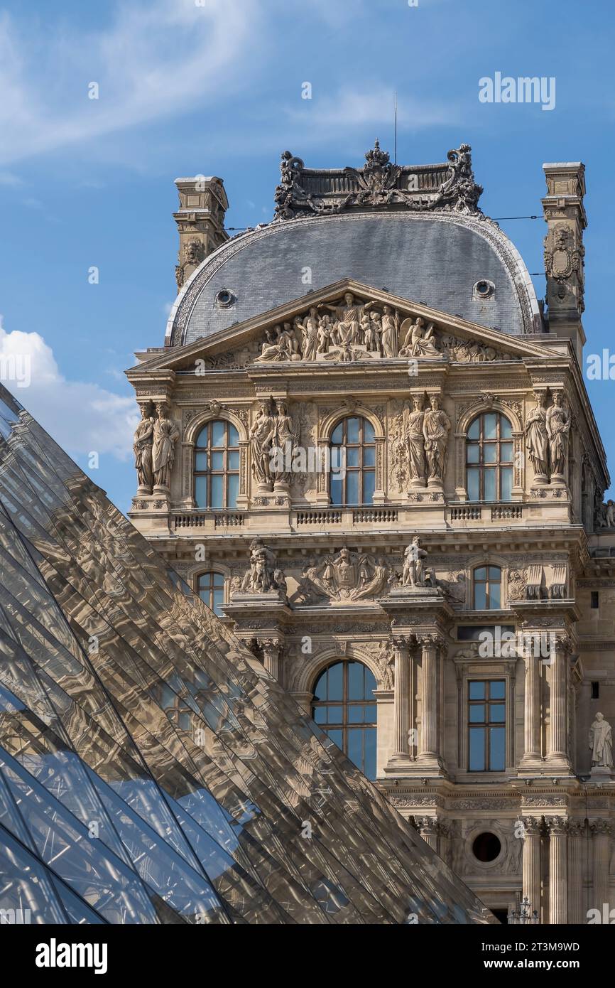 Louvre Museum (Musee du Louvre) Pavillon Richelieu. Große Glaspyramide. Ikonisches Gebäude. Berühmtes Wahrzeichen. Paris, Frankreich, Europa, Europäische Union, EU Stockfoto