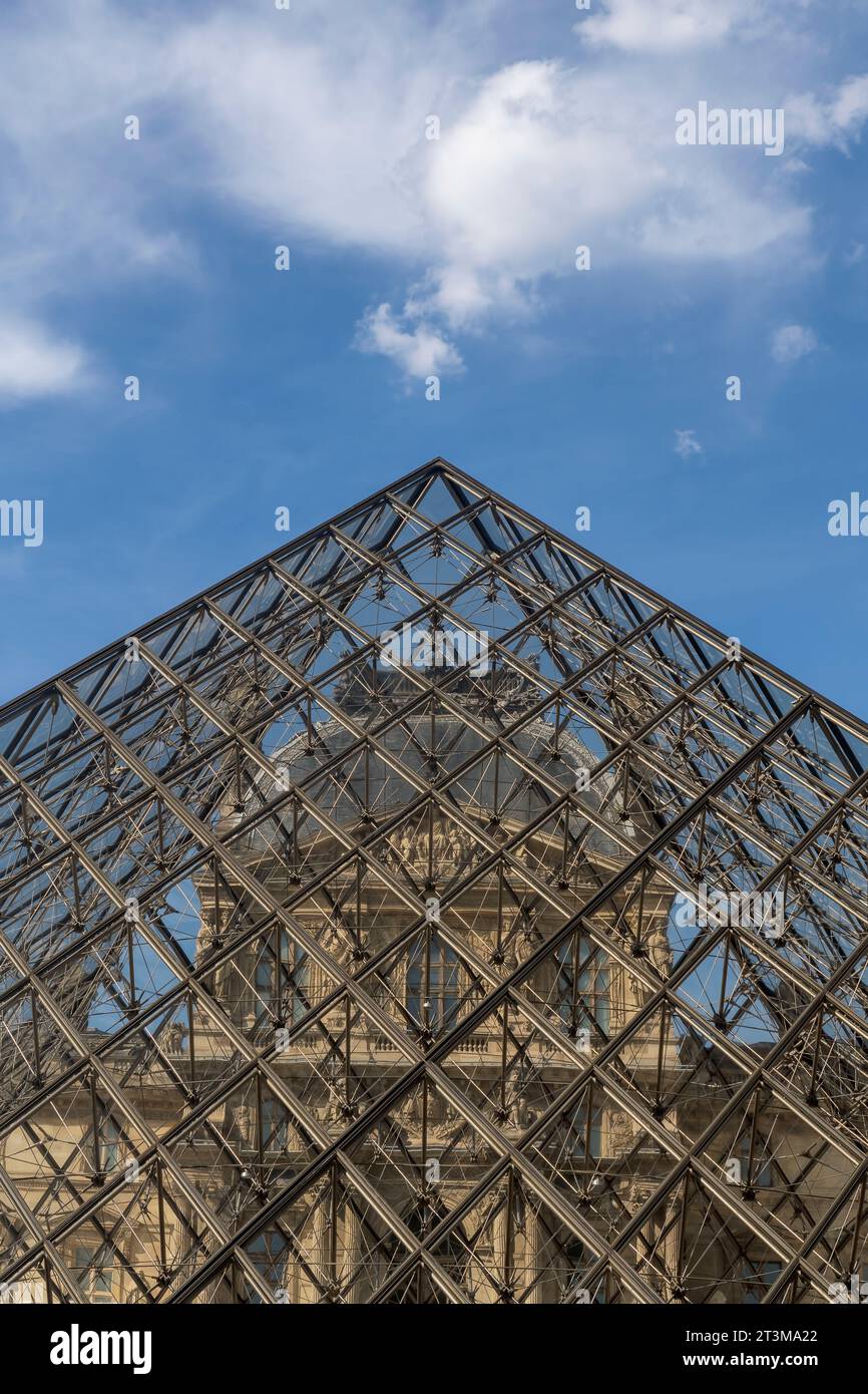 Louvre Museum (Musee du Louvre) Pavillon Richelieu, Blick durch das Glas der großen Pyramide. Paris, Frankreich, Europa, Europäische Union, EU. Kopierbereich Stockfoto