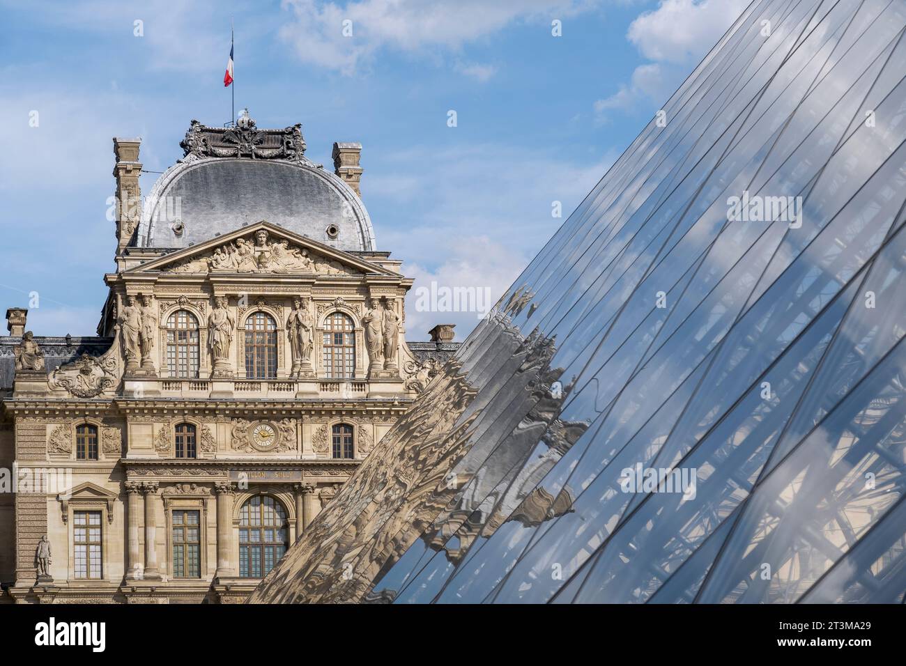 Pavillon de l’Horloge (Uhrenpavillon), auch bekannt als Pavillon Sully. Palast des Louvre Museum. Glaspyramide. Paris Frankreich, Europa, Europäische Union Stockfoto