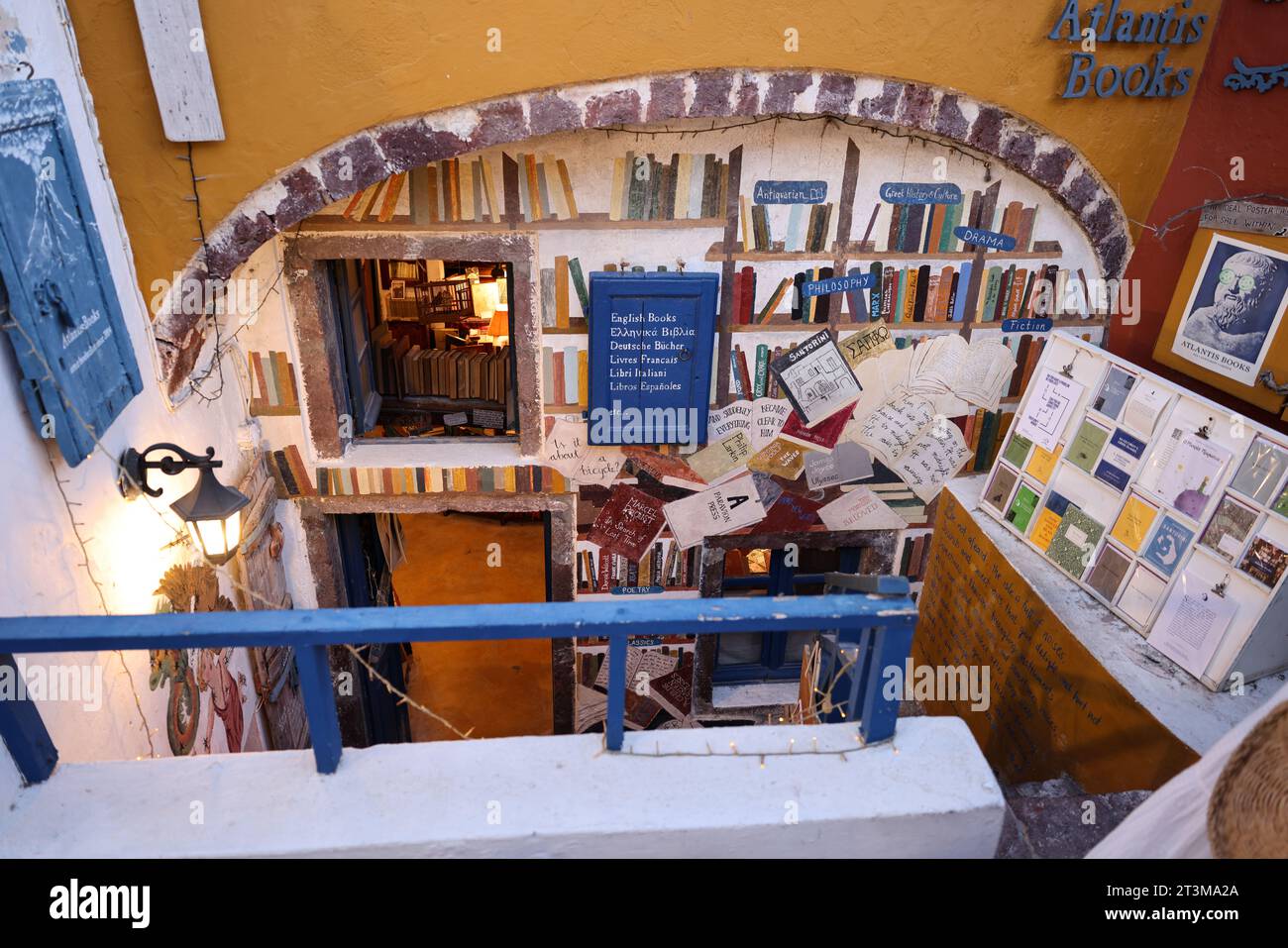 Oia, Santorin, Griechenland - 28. Juni 2021: Atlantis Books, ein Buchladen an der Hauptstraße von Oia, Santorin, Griechenland Stockfoto