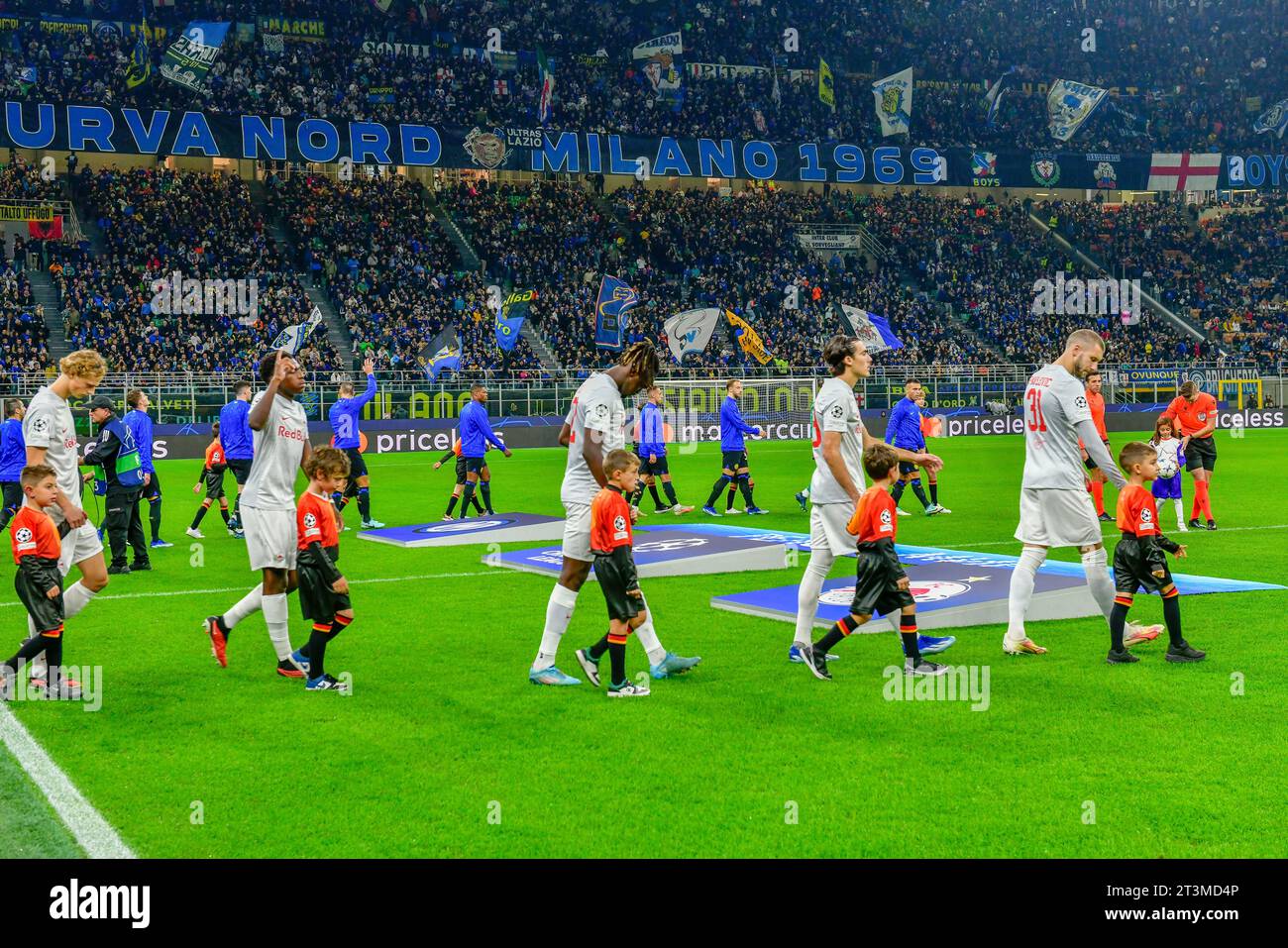 Mailand, Italien. Oktober 2023. Der Spieler der beiden Teams tritt in das Spielfeld des UEFA Champions League-Spiels zwischen Inter und FC Salzburg bei Giuseppe Meazza in Mailand ein. (Foto: Gonzales Photo - Tommaso Fimiano). Stockfoto