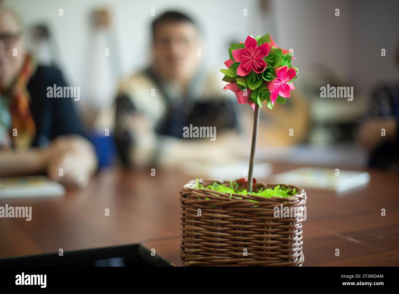 Holz aus Papier. Kreatives Thema. Handgefertigt. Korb aus Korb. Lektion in Kreativität. Stockfoto