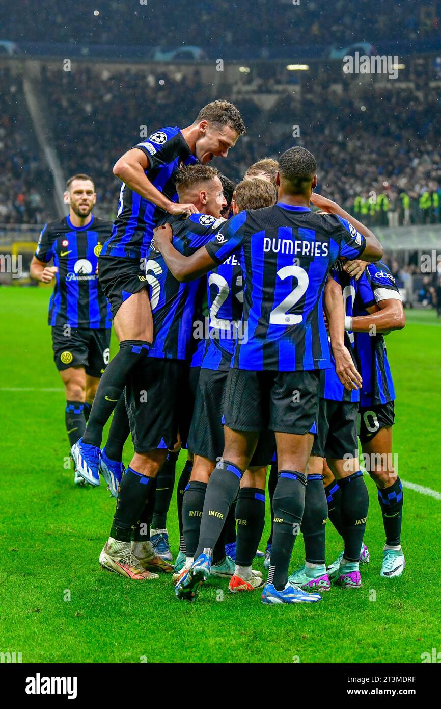 Mailand, Italien. Oktober 2023. Hakan Calhanoglu (20) von Inter erzielte 2-1 einen Elfmeterschieß während des UEFA Champions League-Spiels zwischen Inter und FC Salzburg bei Giuseppe Meazza in Mailand. (Foto: Gonzales Photo - Tommaso Fimiano). Stockfoto