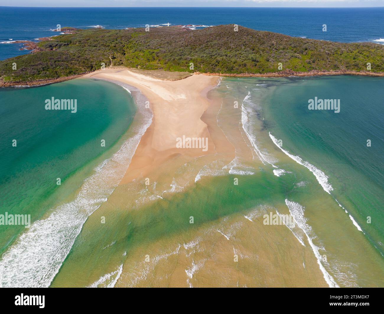 Aus der Vogelperspektive sehen wir Wellen, die über einer Sandbar mit einem Kanal in der Fingal Bay in New South Wales, Australien, fließen Stockfoto