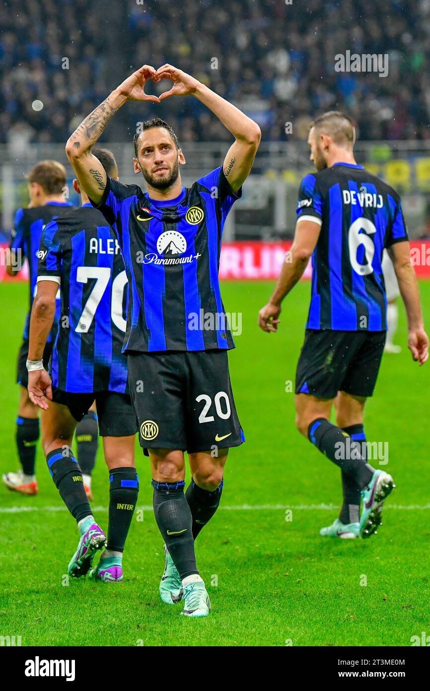 Mailand, Italien. Oktober 2023. Hakan Calhanoglu (20) von Inter erzielte 2-1 einen Elfmeterschieß während des UEFA Champions League-Spiels zwischen Inter und FC Salzburg bei Giuseppe Meazza in Mailand. (Foto: Gonzales Photo - Tommaso Fimiano). Stockfoto