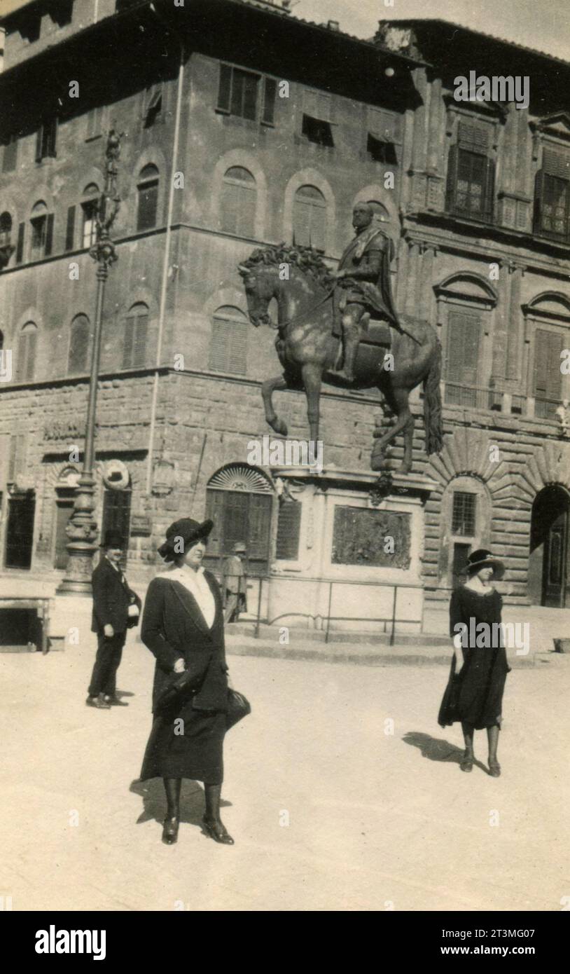 Frauen mit langem schwarzem Kleid und breiter Krempe in Florenz, Italien 1900er Jahre Stockfoto