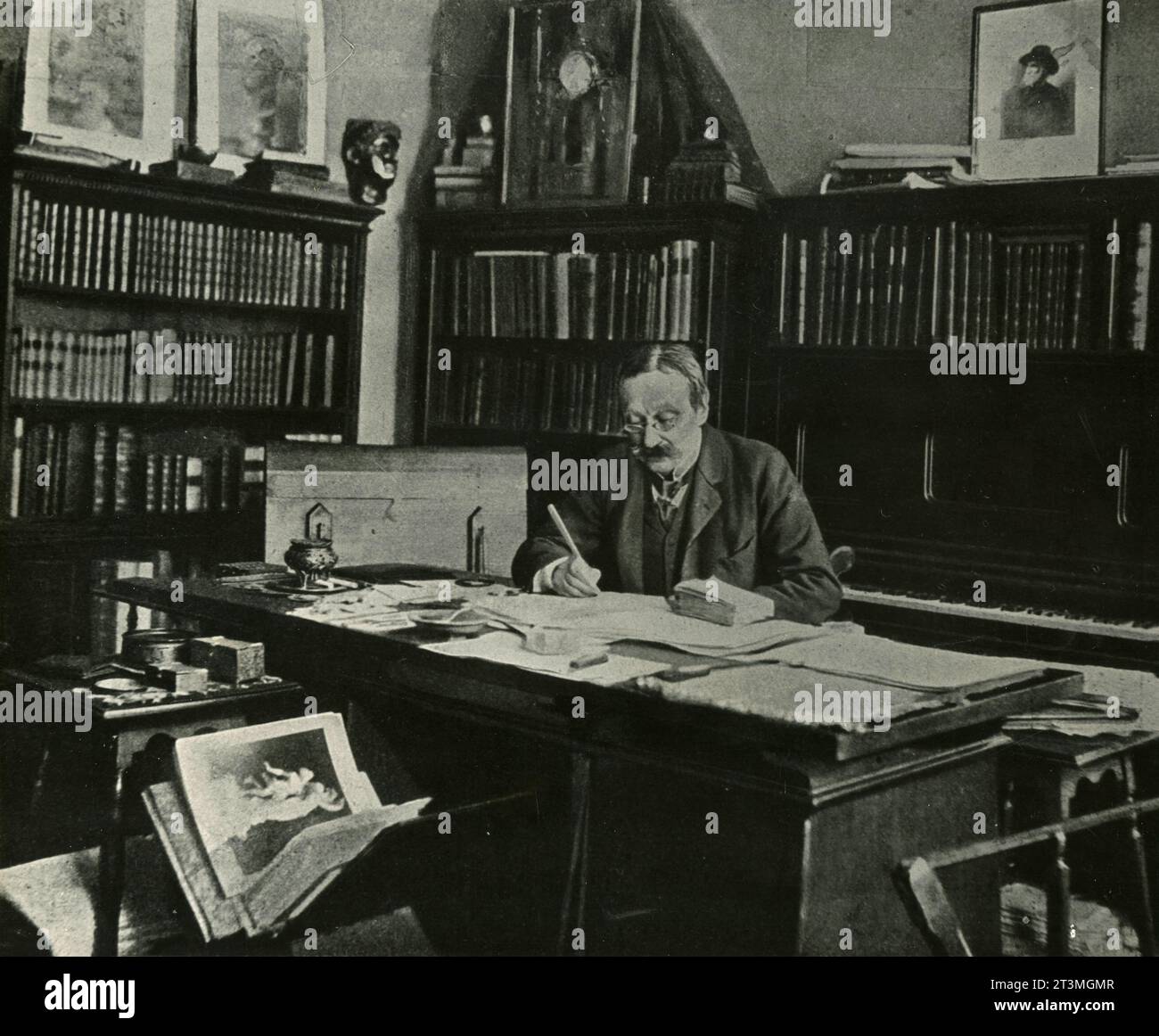 Der italienische Librettist und Komponist Arrigo Boito in seinem Studienzimmer, Italien 1901 Stockfoto
