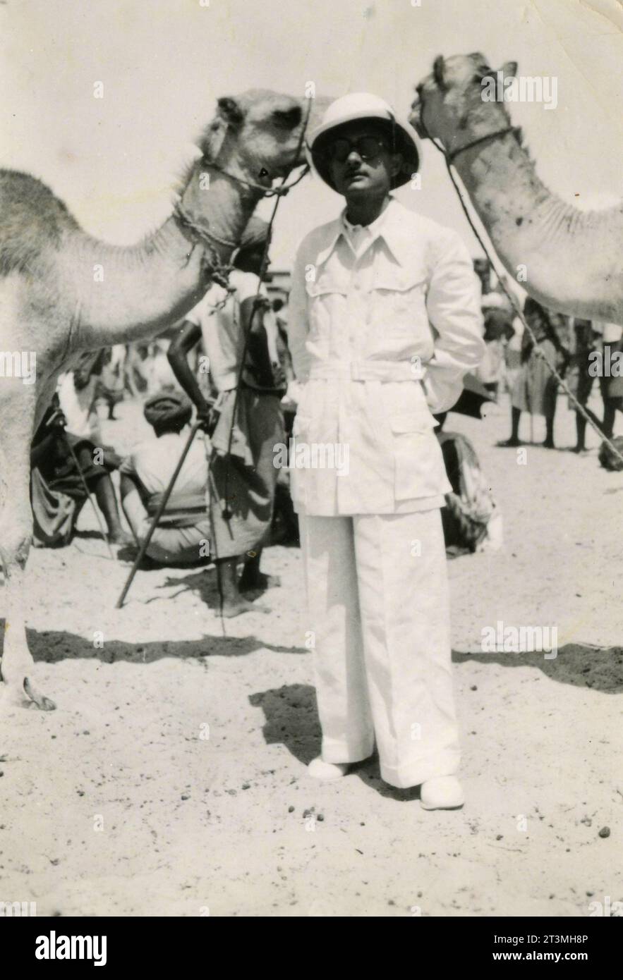 Italienischer Kolonialoffizier auf dem lokalen Markt mit Kamelen, Mogadischu, Somalia 1939 Stockfoto