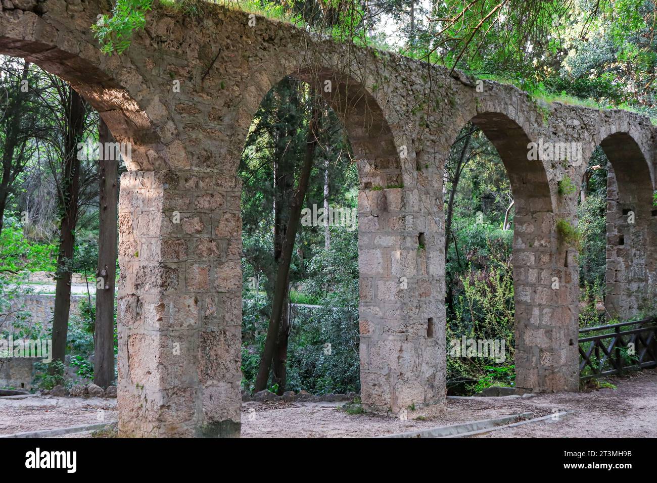 Aquädukt, ein Wasserkursbogen über dem Rodini Park See und Wanderweg im Zentrum von Rhodos Stockfoto