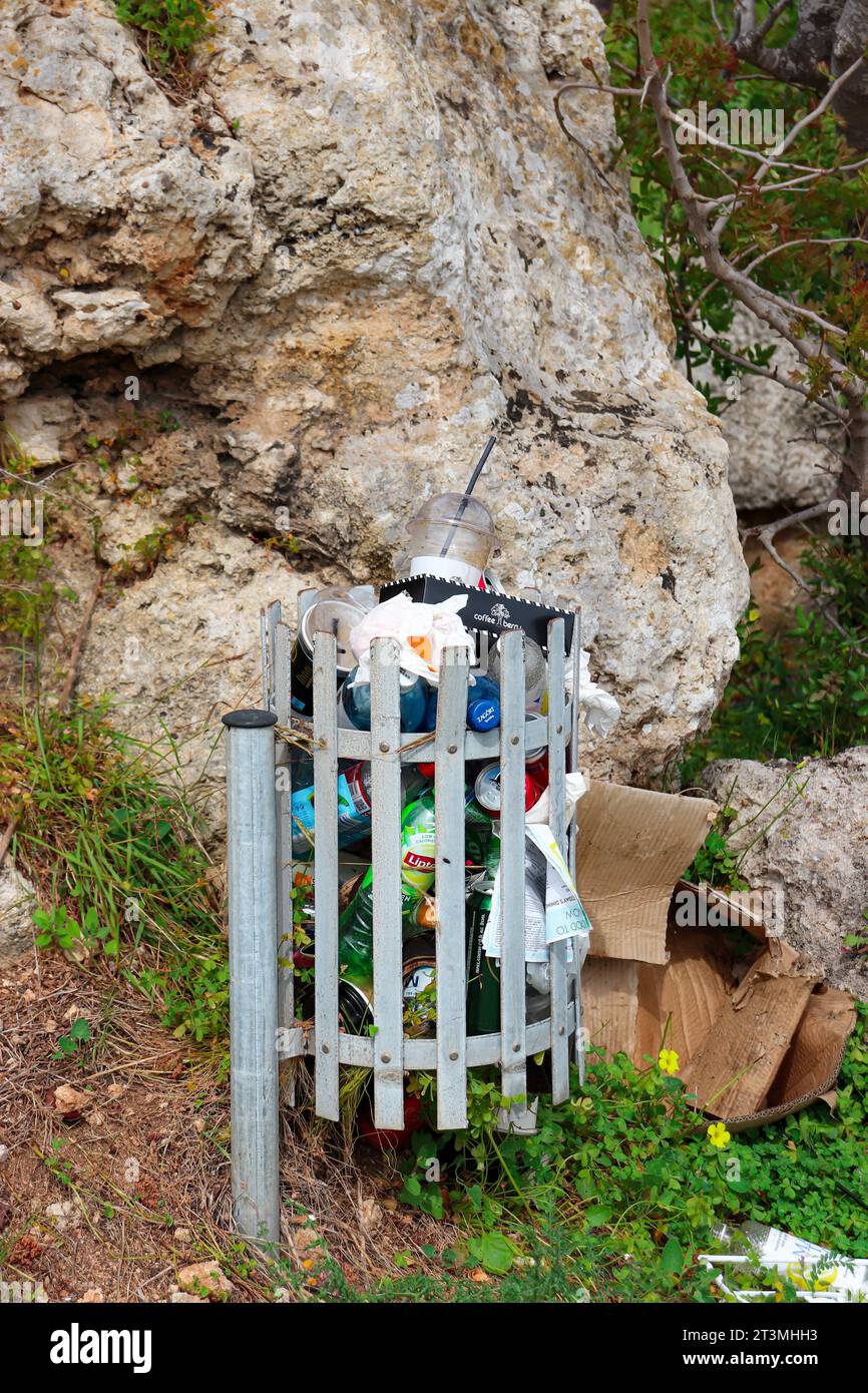 Metallmüll im Freien, der mit Müll überflutet wird, wird auf der Akropolis von Rhodos für öffentliche Zwecke aufgestellt Stockfoto