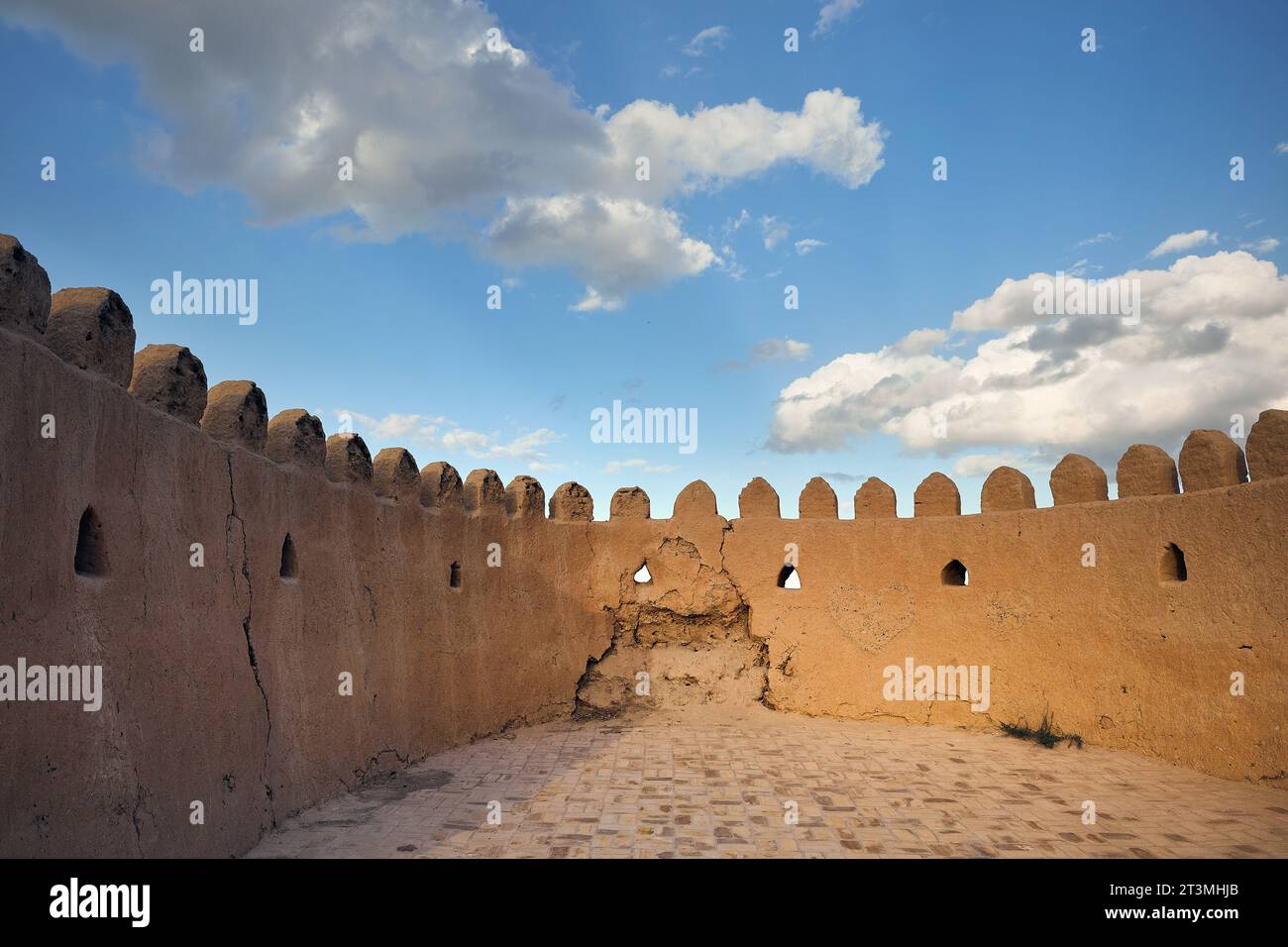 Stadtmauern der alten Stadt Chiwa und bewölkter blauer Himmel in Usbekistan Stockfoto