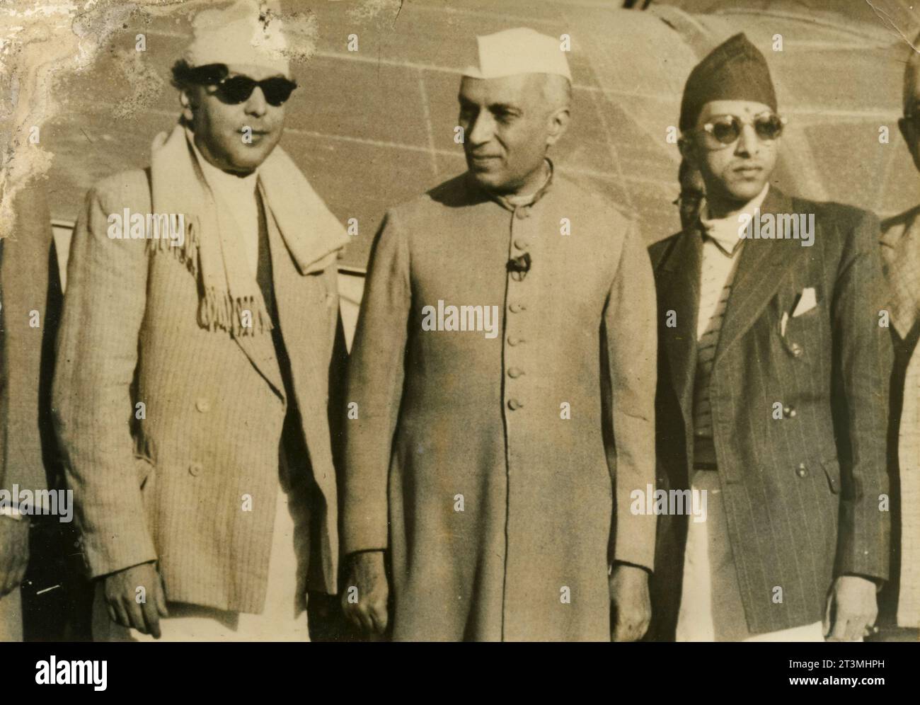 Indischer Premierminister Jawaharlal Nehru zwischen dem alten und dem neuen König von Nepal, Tribhuvana Bir Bikramjung Jung Deva, Neu Dehli, Indien 1950 Stockfoto