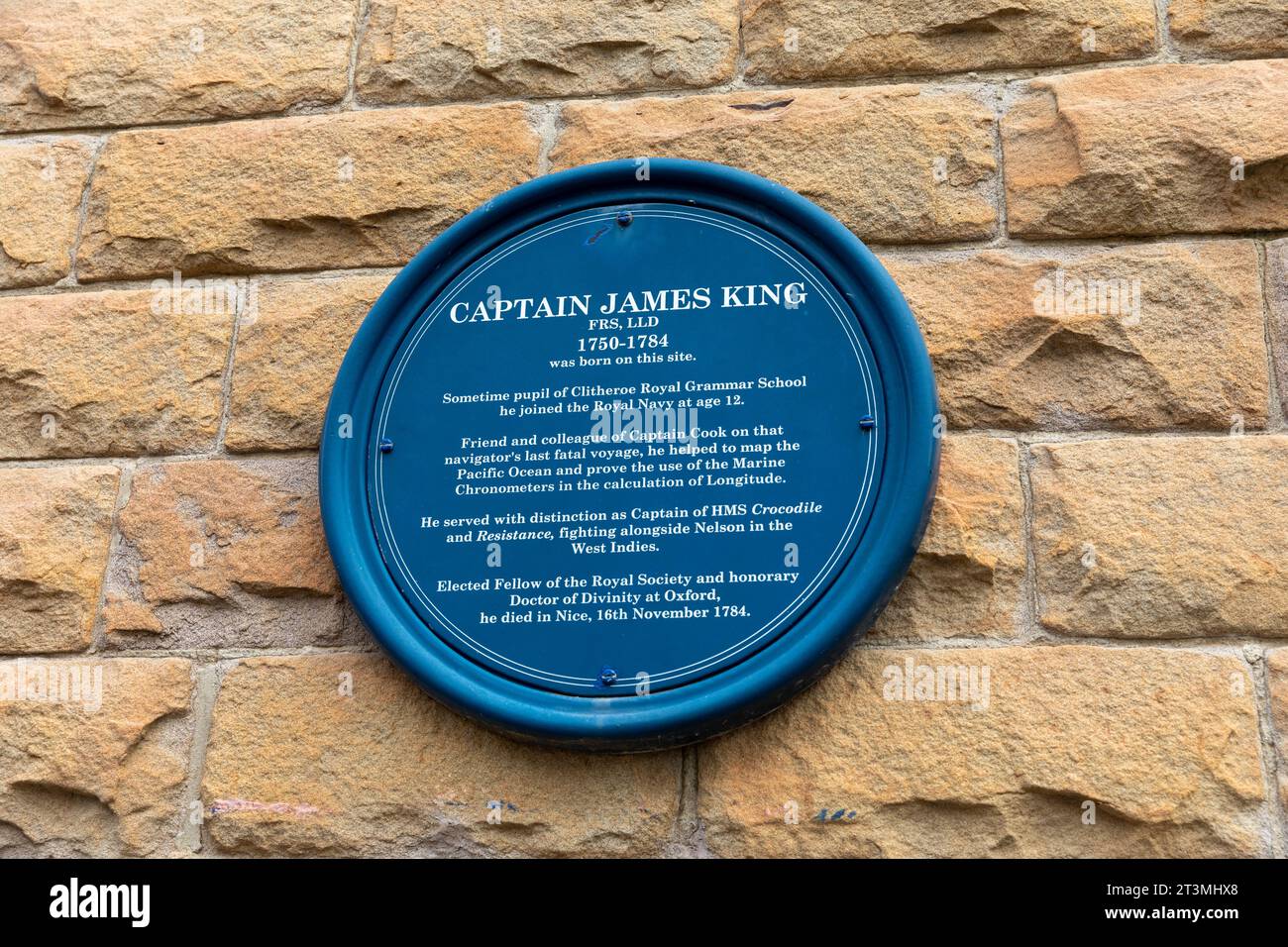 Captain James King, blaue Plakette im Stadtzentrum von Clitheroe, um den Geburtsort dieses Offiziers der Royal Navy zu markieren, der mit Captain James Cook, England, diente Stockfoto
