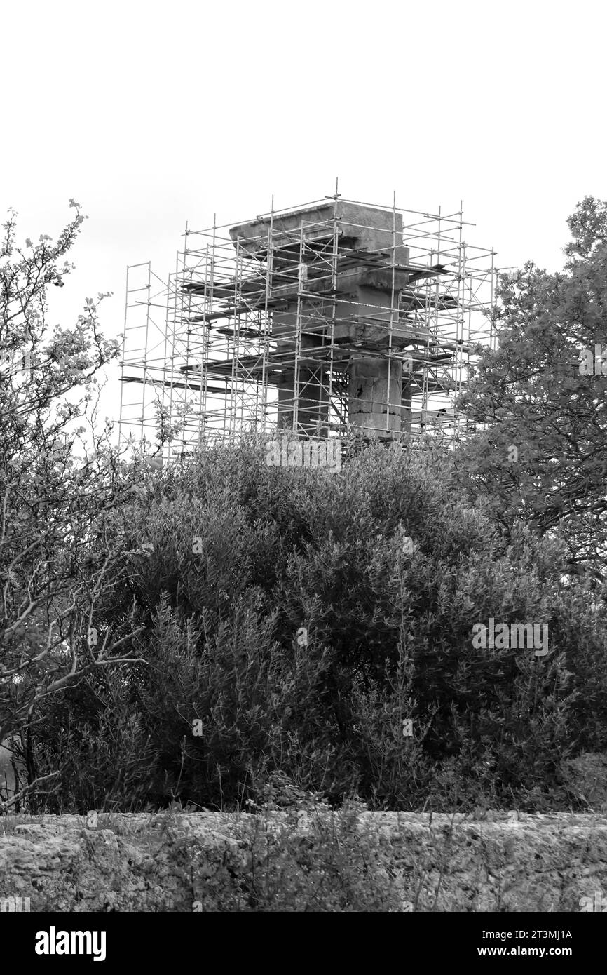 Akropolis von Rhodos, Tempel des Pythion Apollo im Bau, der auf dem Hügel Monte Smith in Schwarz-weiß steht Stockfoto