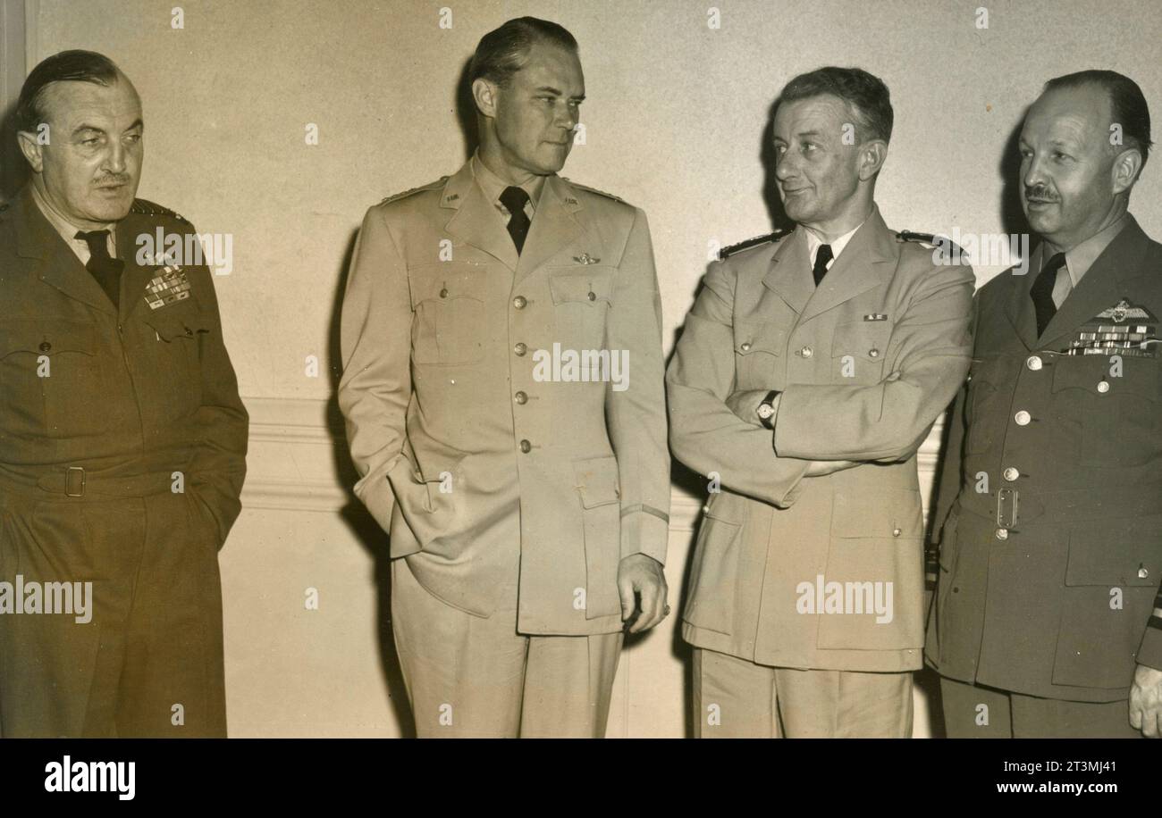 Militäroffiziere bei einem Treffen, Frankreich 1950er Stockfoto