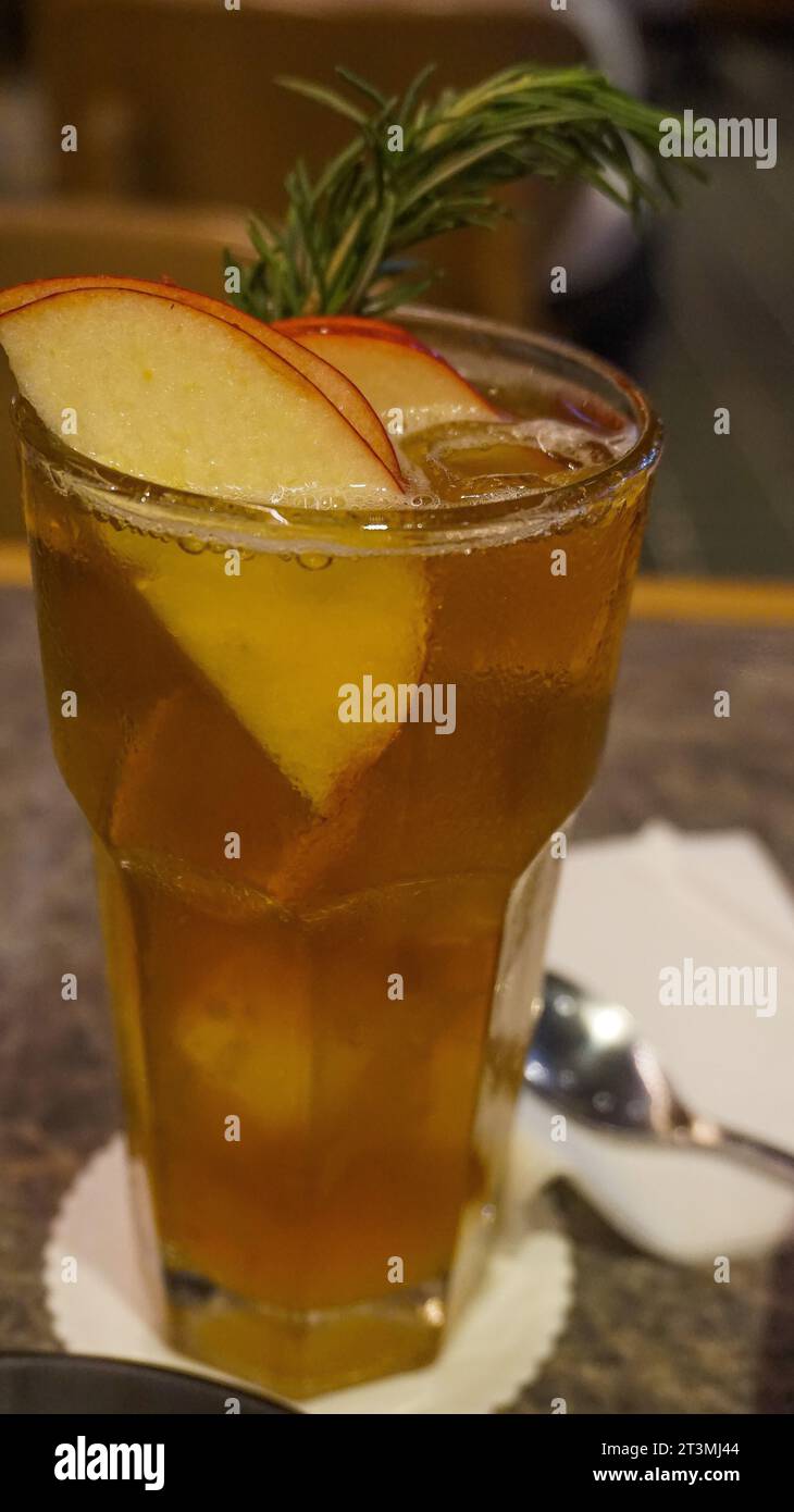 Trinken Sie gemischt mit süßem Tee mit frischen Apfelscheiben und Rosmarinblättern Stockfoto
