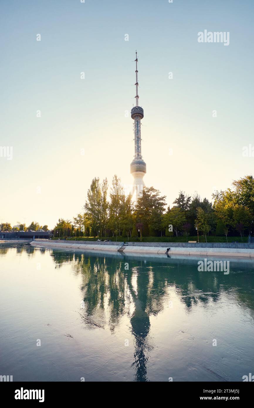 Der Taschkent Fernsehturm Toschkent Teleminorasi mit Reflexion im Fluss nahe Park bei Sonnenuntergang in Usbekistan Stockfoto