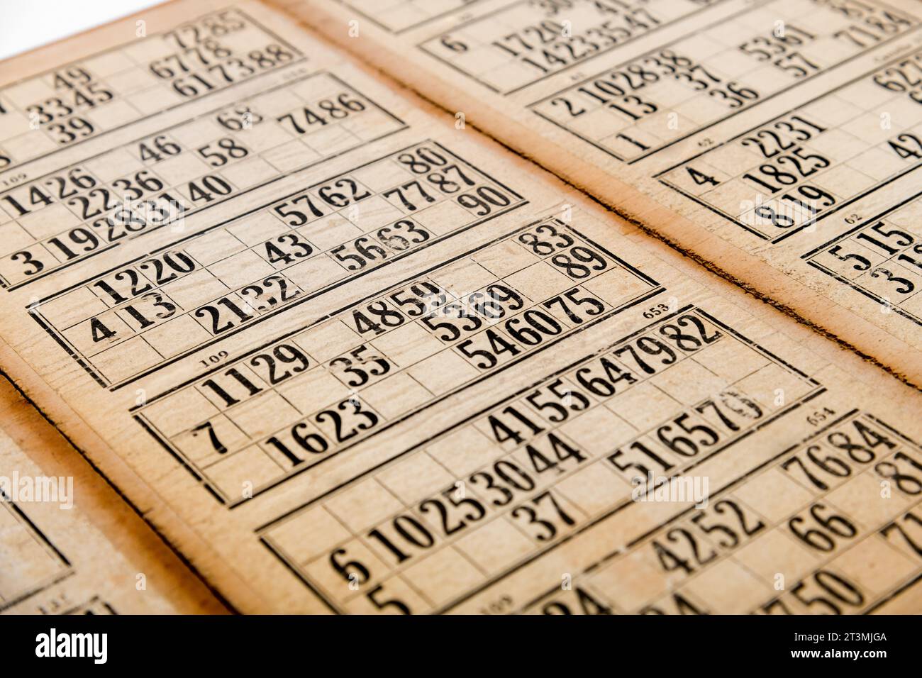 Großansicht von Bingo-Karten mit Zahlen aus dem alten Bingo-Spiel Stockfoto