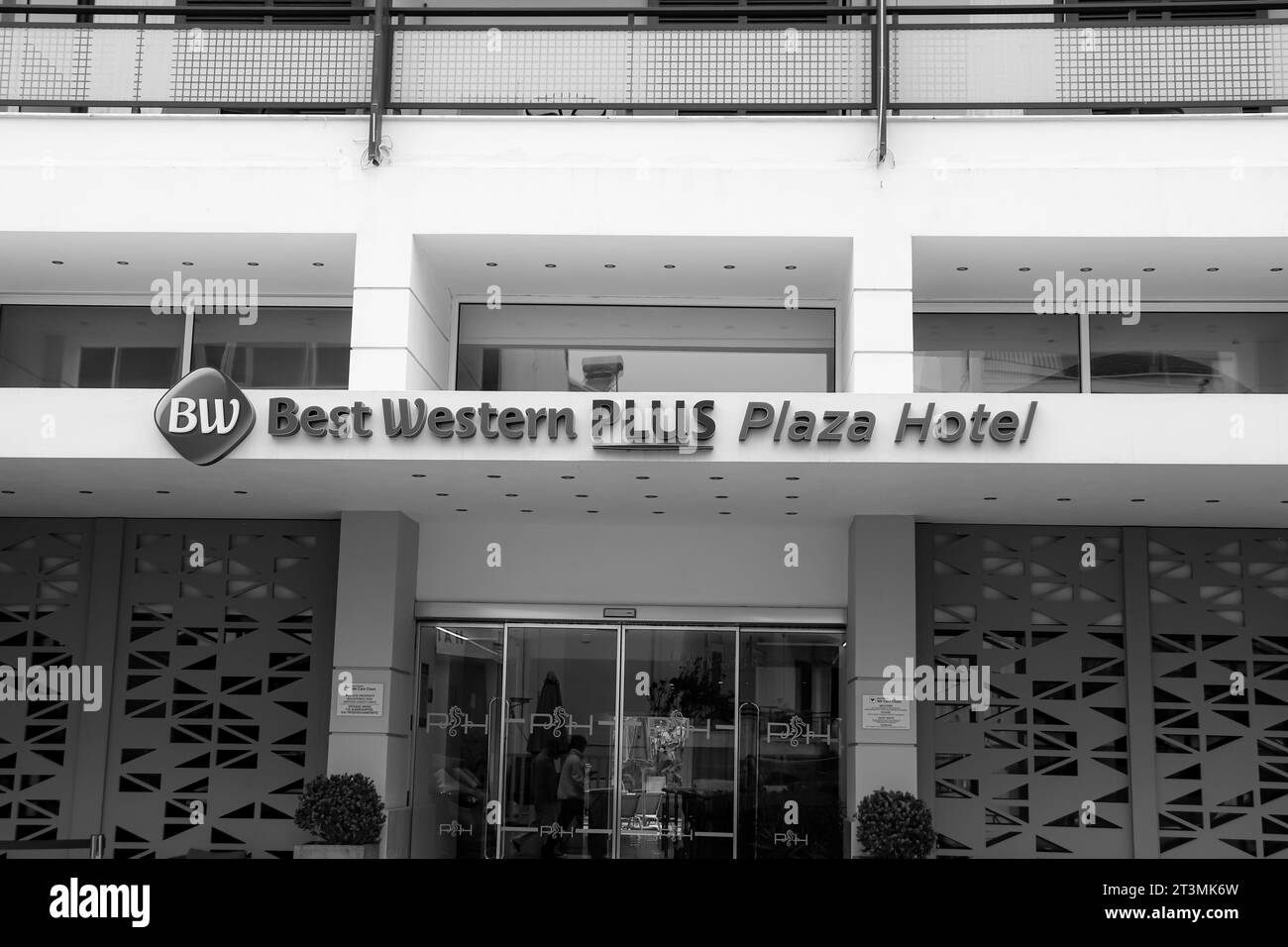BEST Western Plus Plaza Rhodos-Schild und Eingang zum 4-Sterne-Hotel im modernen Zentrum von Rhodos in Schwarz-weiß Stockfoto