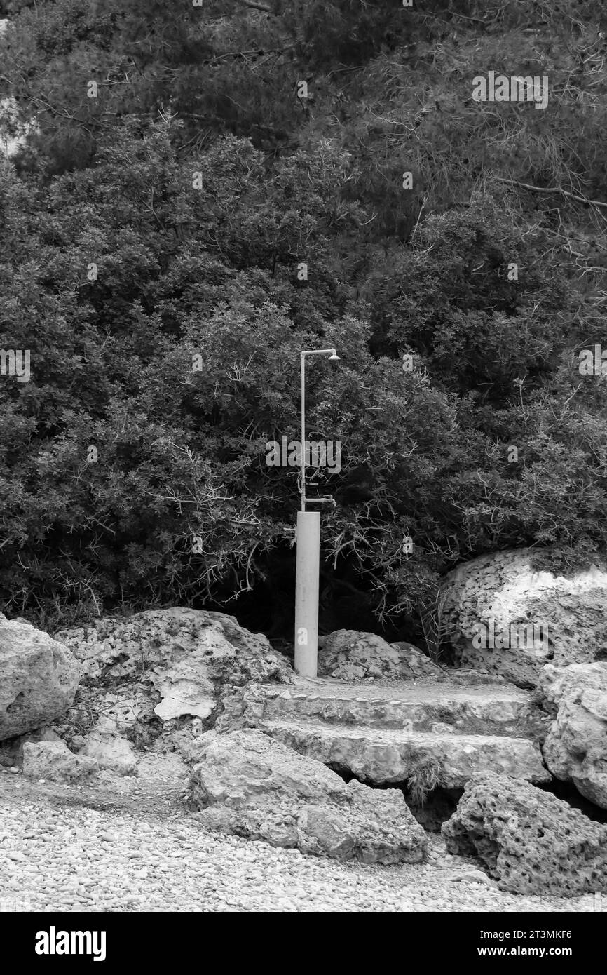 Schwarz-weiß isolierter Außenduschkopf am Anthony Quinn Bay Beach in Faliraki auf Rhodos Island, Griechenland Stockfoto