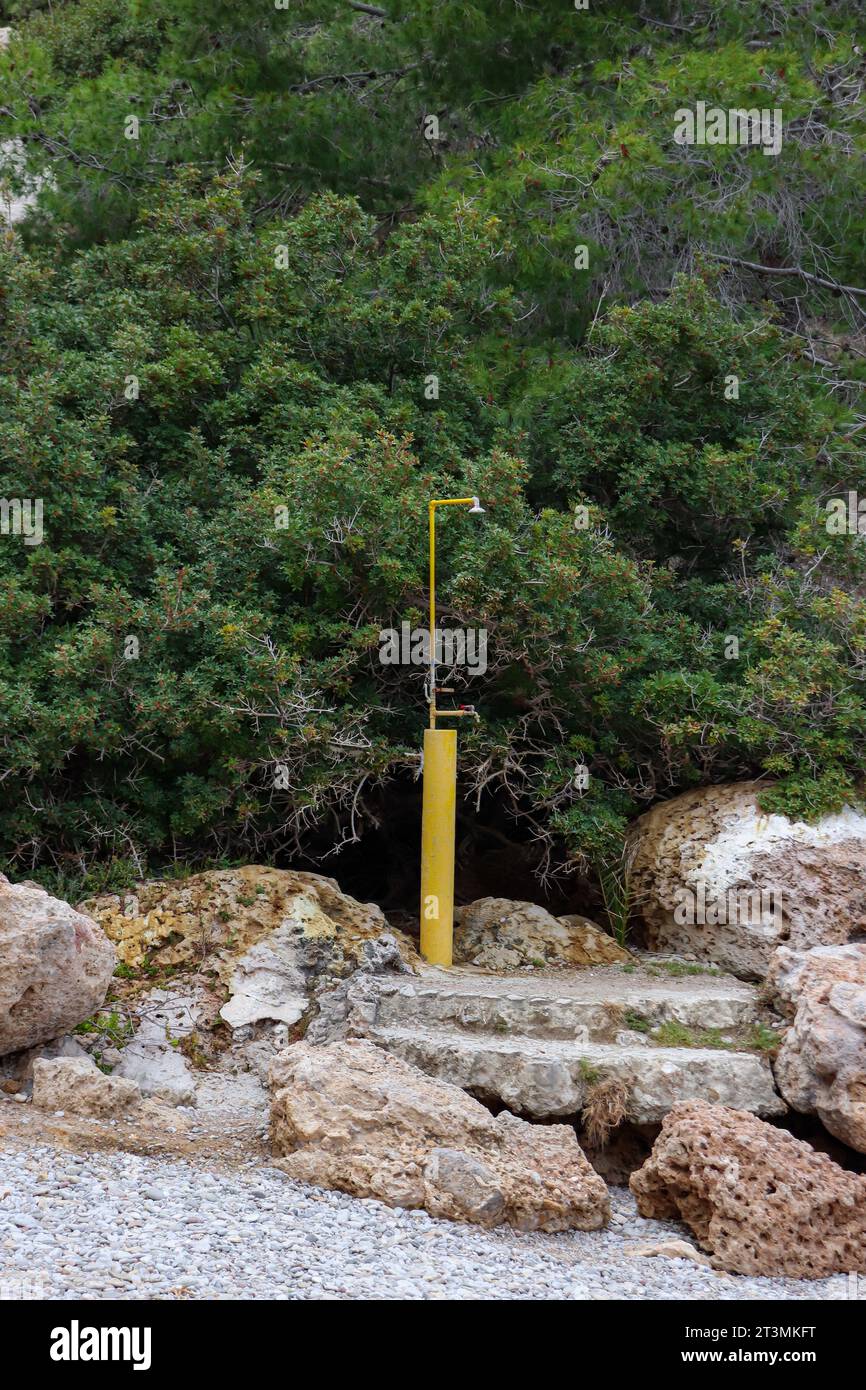 Hellgelber isolierter Außenduschkopf am Anthony Quinn Bay Beach in Faliraki auf Rhodos Island, Griechenland Stockfoto
