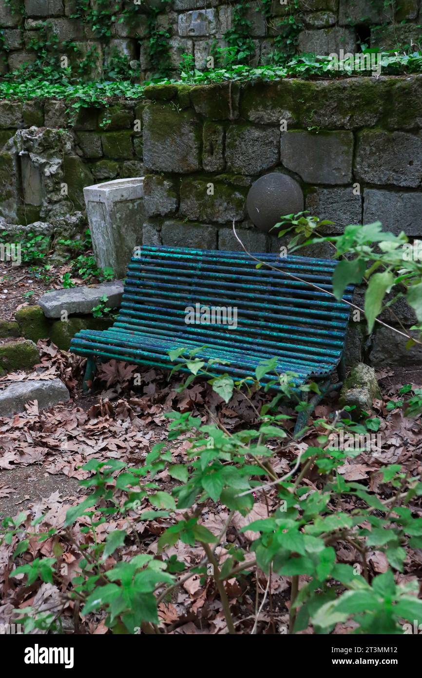 Leere Metallbank im Stadtpark Rodini, Rhodos, Griechenland Stockfoto