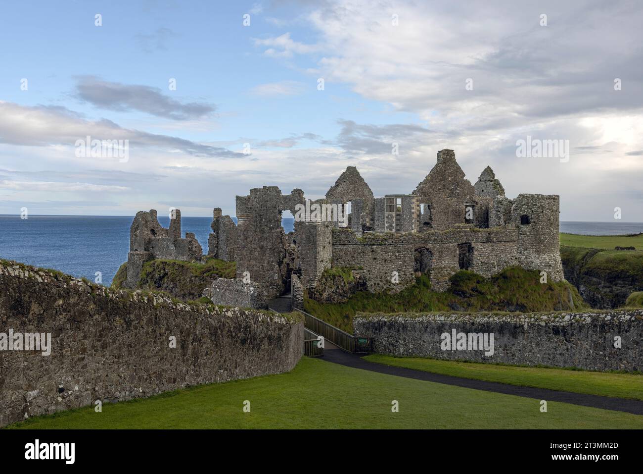 Dunluce Castle ist eine mittelalterliche Burgruine an der Antrim Coast in Nordirland. Stockfoto