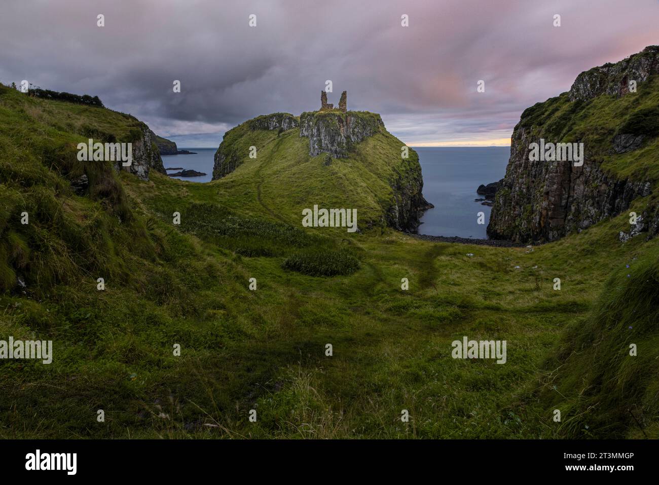 Dunseverick Castle ist eine mittelalterliche Burgruine an der Küste von Antrim in Nordirland. Stockfoto