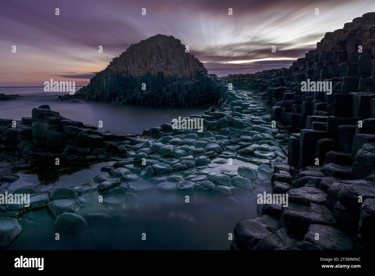 Der Giant's Causeway ist ein UNESCO-Weltkulturerbe an der Küste Nordirlands. Es ist ein geologisches Wunder, das aus über 40.000 int besteht Stockfoto