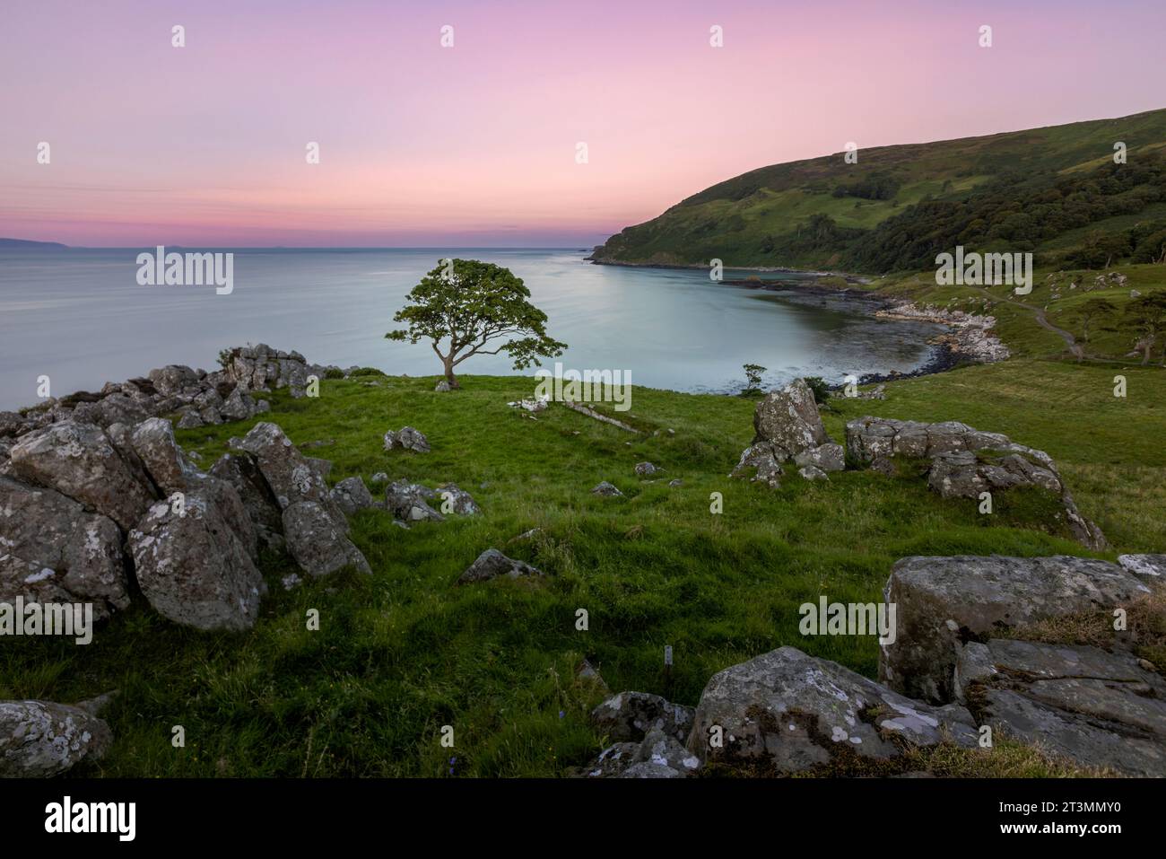 Murlough Bay ist eine wunderschöne Bucht und Strand an der Causeway Coastal Route in Antrim, Nordirland. Stockfoto