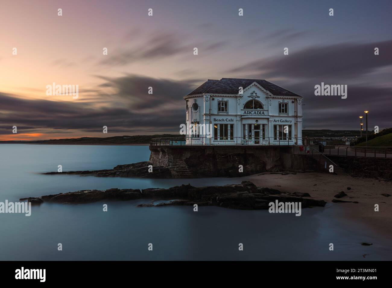 Das Arcadia ist ein einzigartiges und ikonisches Gebäude am East Strand in Portrush, Nordirland. Stockfoto