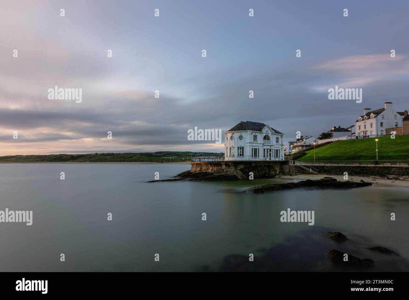 Das Arcadia ist ein einzigartiges und ikonisches Gebäude am East Strand in Portrush, Nordirland. Stockfoto