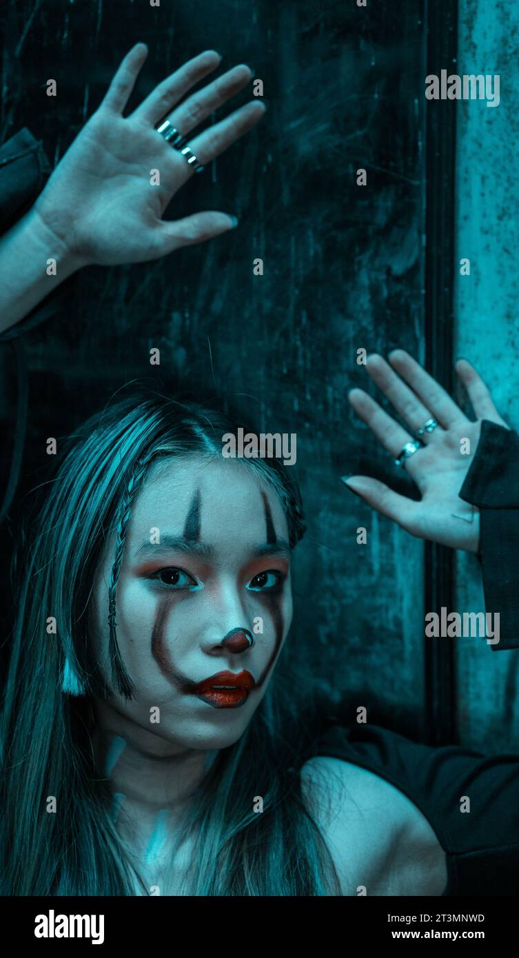 Weibliches Porträt des gruseligen Clown Stockfoto